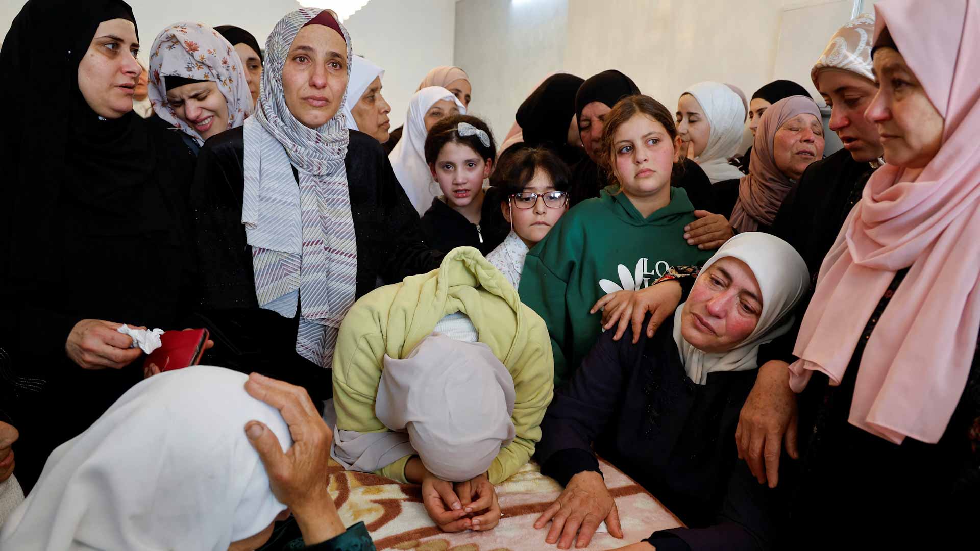 صورة بعنوان: جنود إسرائيليون ومستوطنون مسلحون يقتلون 3 فلسطينيين بالضفة الغربية 