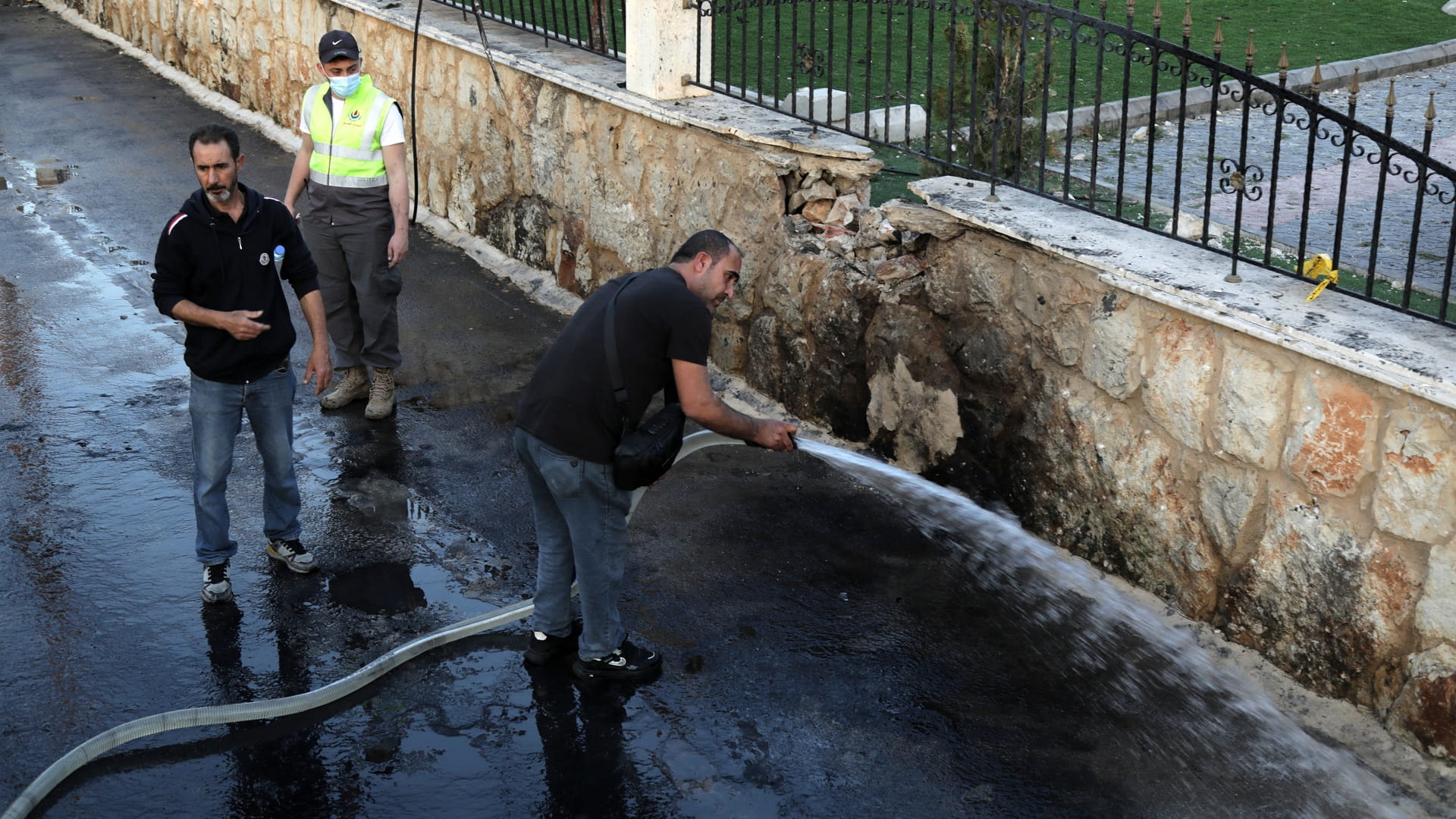 صورة بعنوان: مقتل 3 من حزب الله بينهم قيادي في غارات إسرائيلية على لبنان 