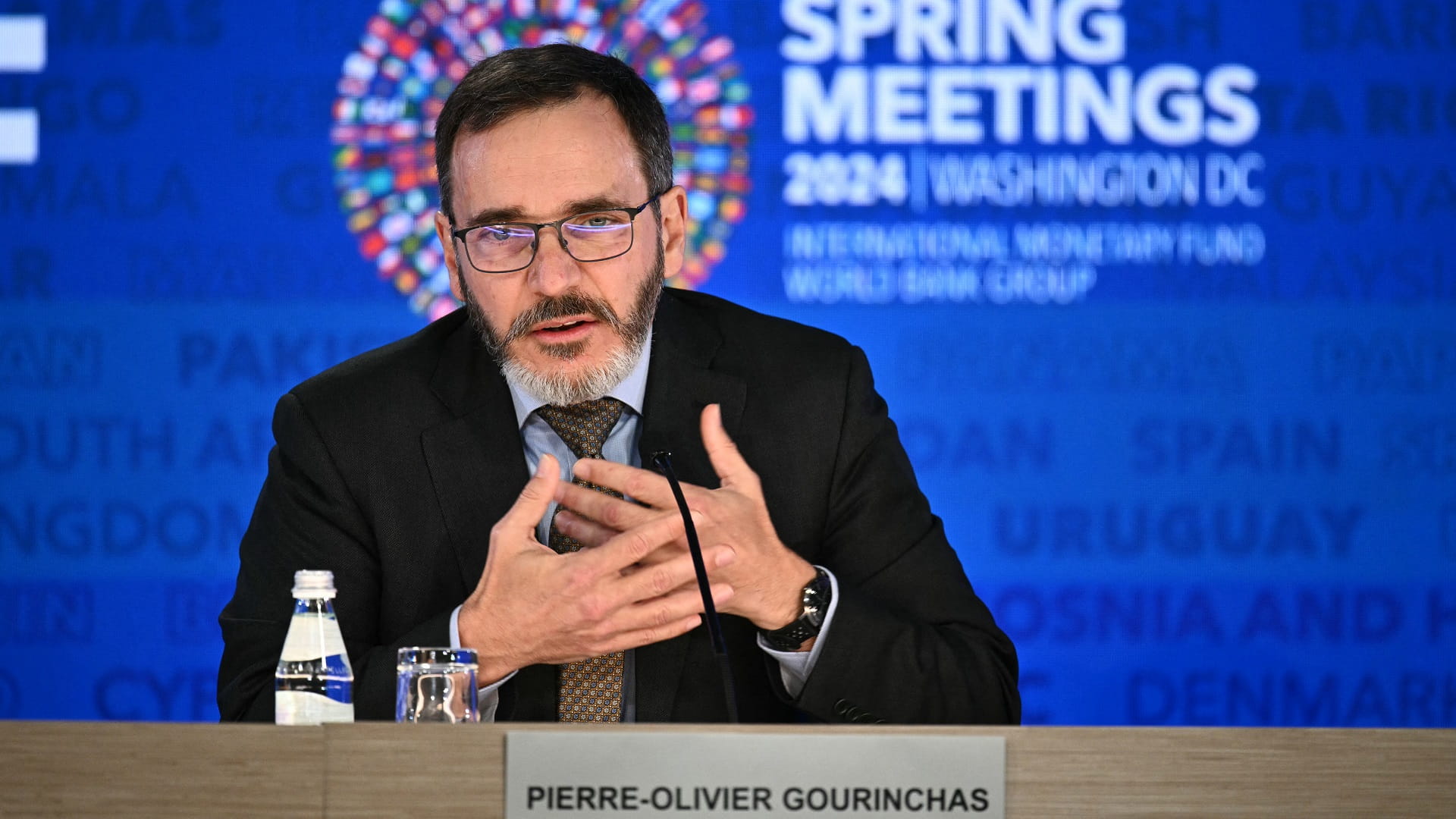 صورة بعنوان: صندوق النقد الدولي يرفع توقعات النمو العالمي في 2024 إلى 3.2%  