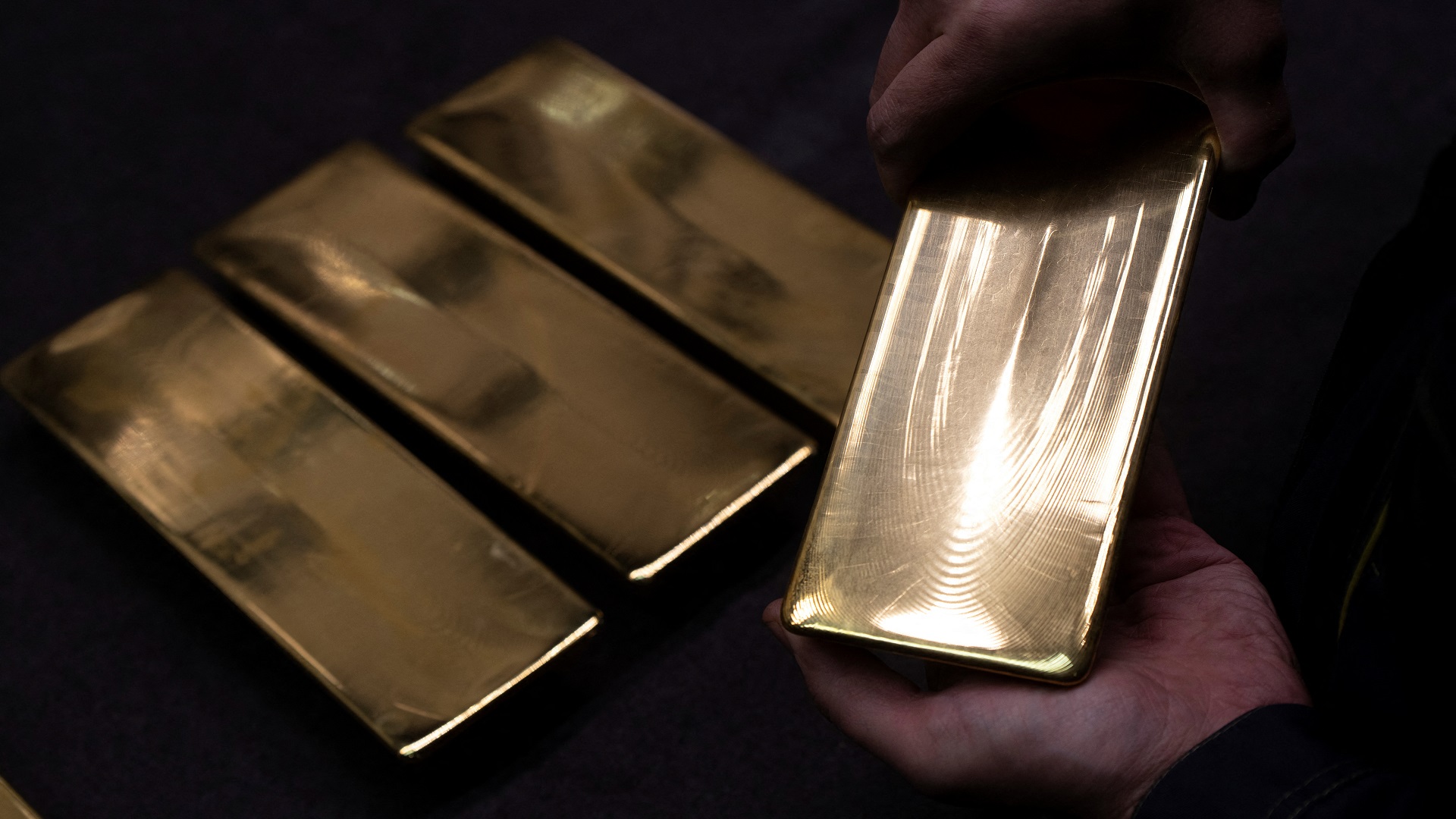 صورة بعنوان: الذهب يتراجع لارتفاع عوائد سندات الخزانة الأميركية وجني الأرباح 