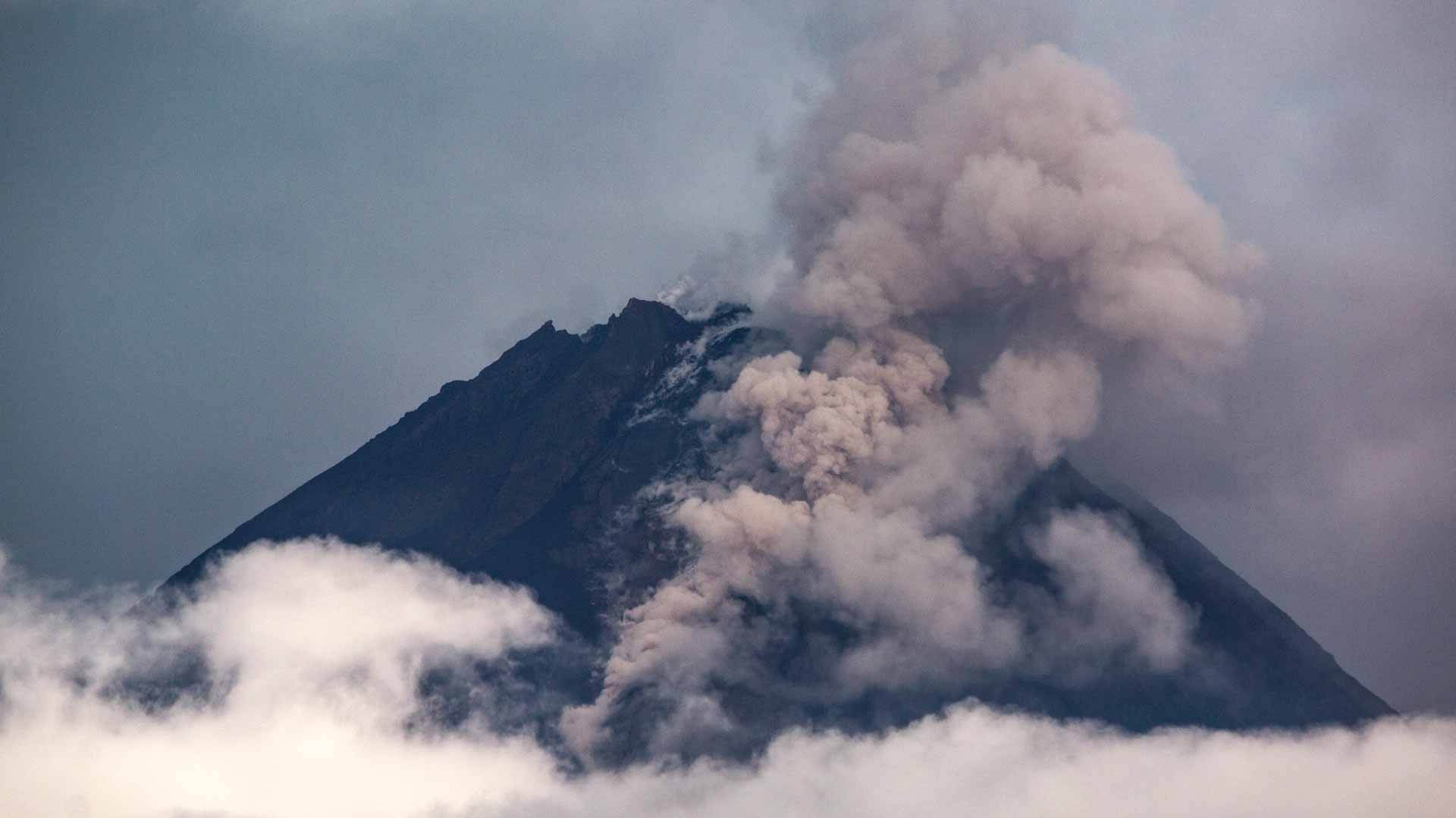 Image for the title: Volcano erupts in Indonesia's outermost region, hundreds evacuated 