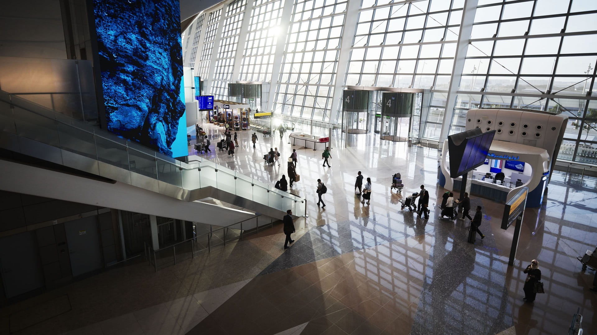 صورة بعنوان: مطار زايد الدولي يؤكد العمل بكامل طاقته رغم الأحوال الجوية 