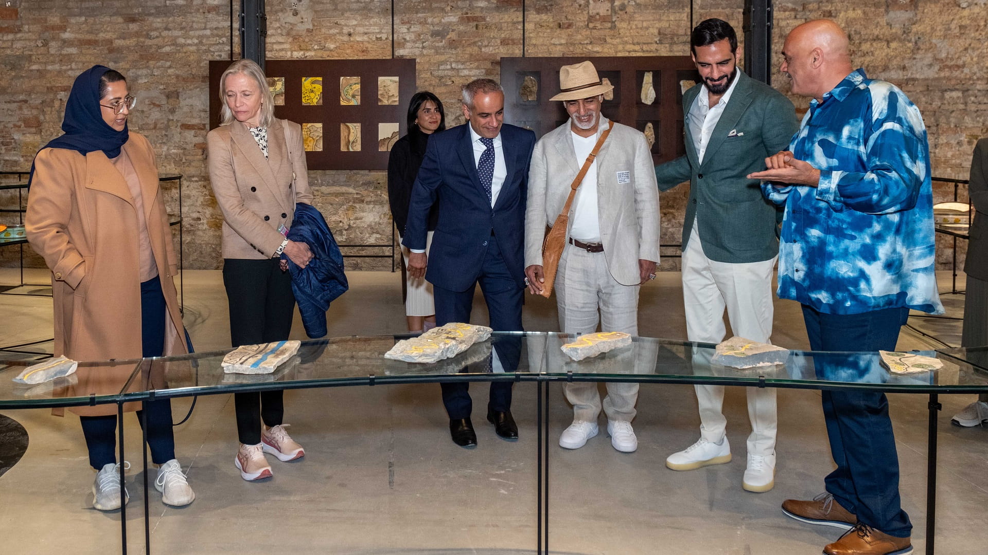 صورة بعنوان: وزير الثقافة يفتتح جناح الإمارات بمعرض الفنون في بينالي البندقية 