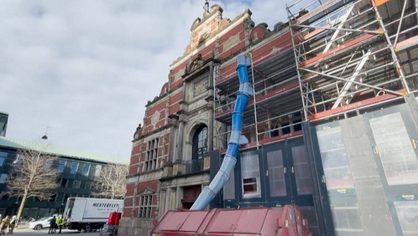 صورة بعنوان: بعد سقوط برج..إطفائيون ينقذون بورصة كوبنهاغن التاريخية من النيران 