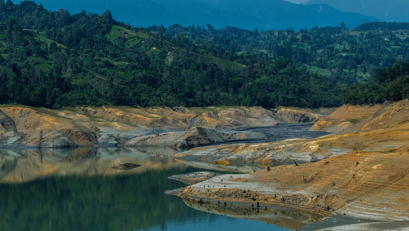 صورة بعنوان: وسط حر شديد..كولومبيا تعاني العطش بانخفاض منسوب المياه في بوغوتا 