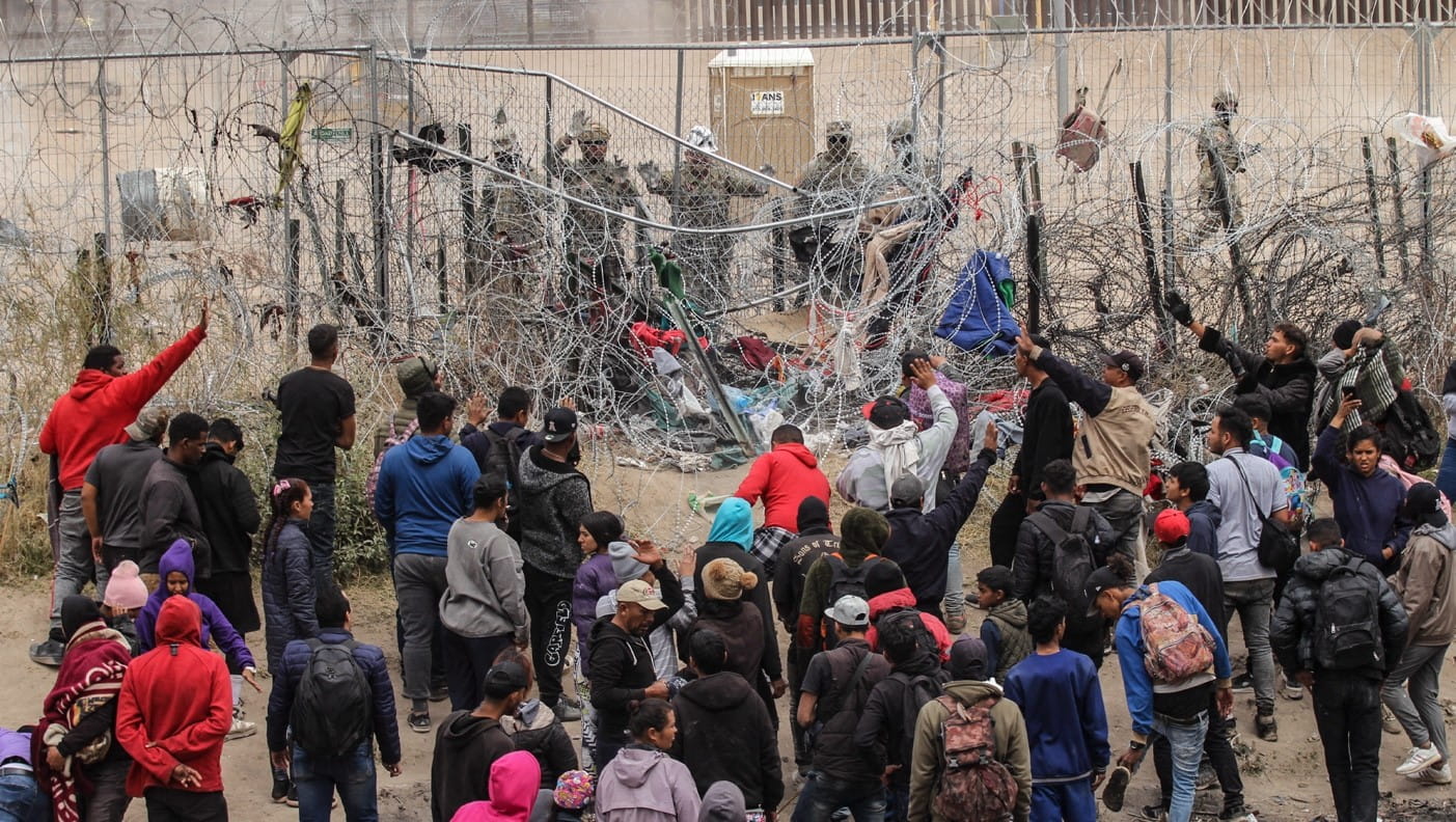 صورة بعنوان: بأمل العبورلأميركا..عشرات مهاجرين ينتظرون الفرج على حدود المكسيك 