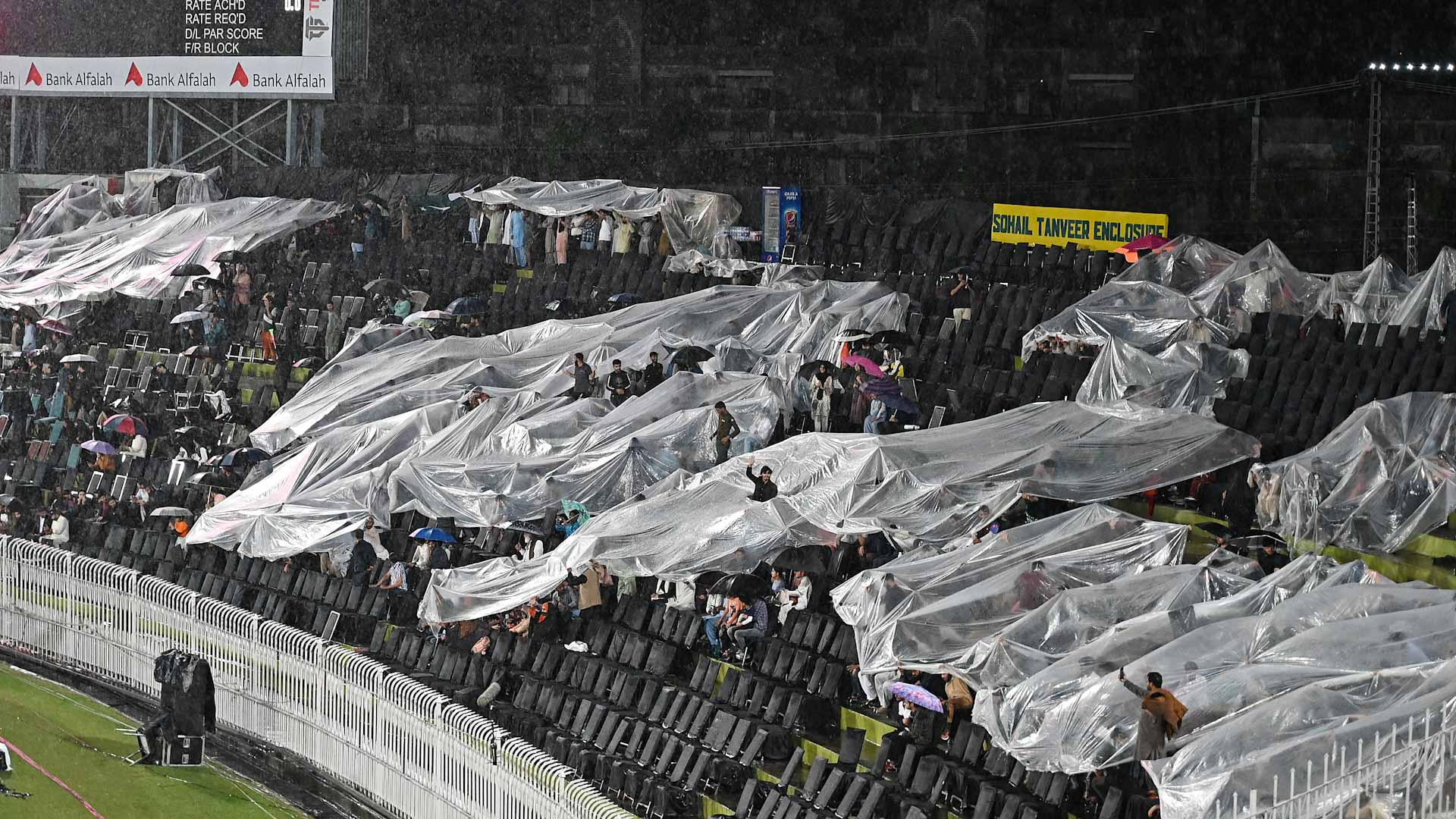 Image for the title: Rain delays start of first Pakistan-New Zealand T20I 