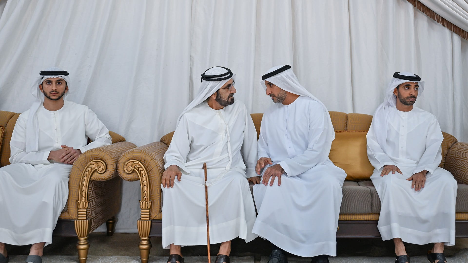 صورة بعنوان: محمد بن راشد يقدم واجب العزاء بوفاة حشر بن حمد بن جمعة آل مكتوم 