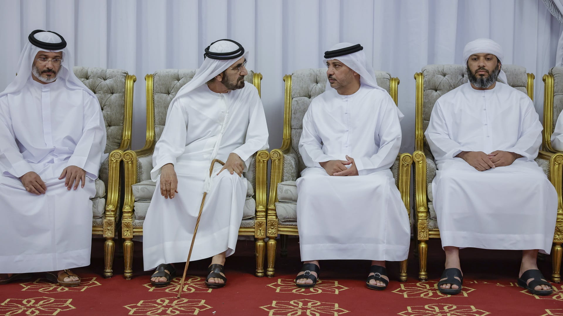 صورة بعنوان: محمد بن راشد يقدم واجب العزاء بوفاة خليفة المهيري في دبي 