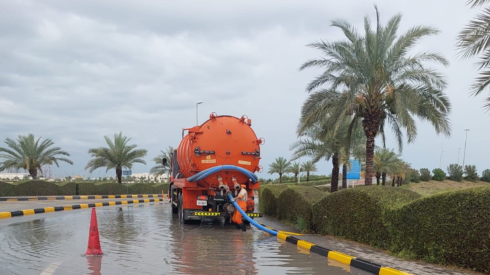 صورة بعنوان: بلدية الحمرية تعزز جهودها بحرفية عالية في سحب وتصريف مياه الأمطار 