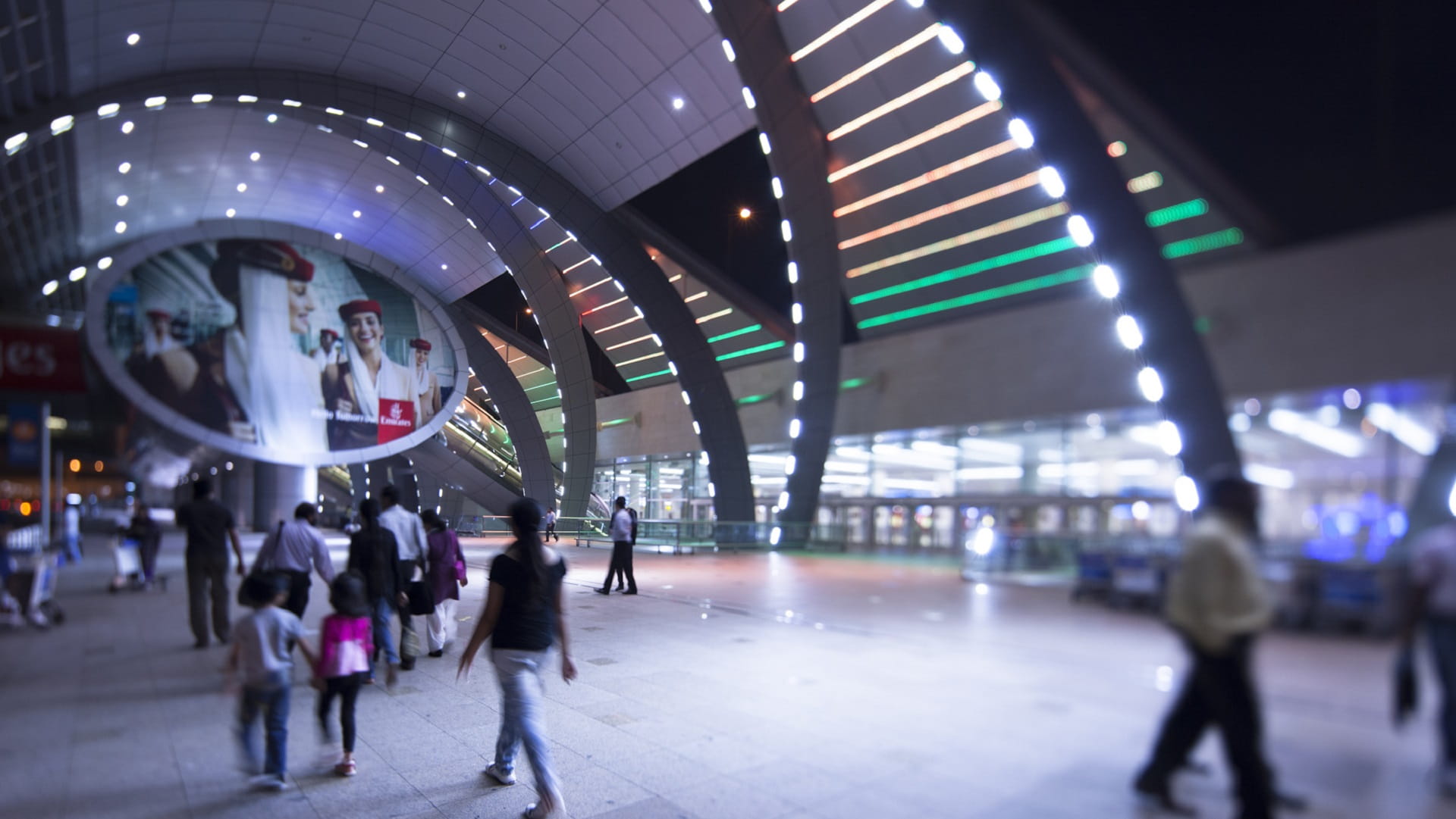 صورة بعنوان: مطارات دبي تعلن إعادة فتح إجراءات السفر في المبنى 3 للمغادرين 