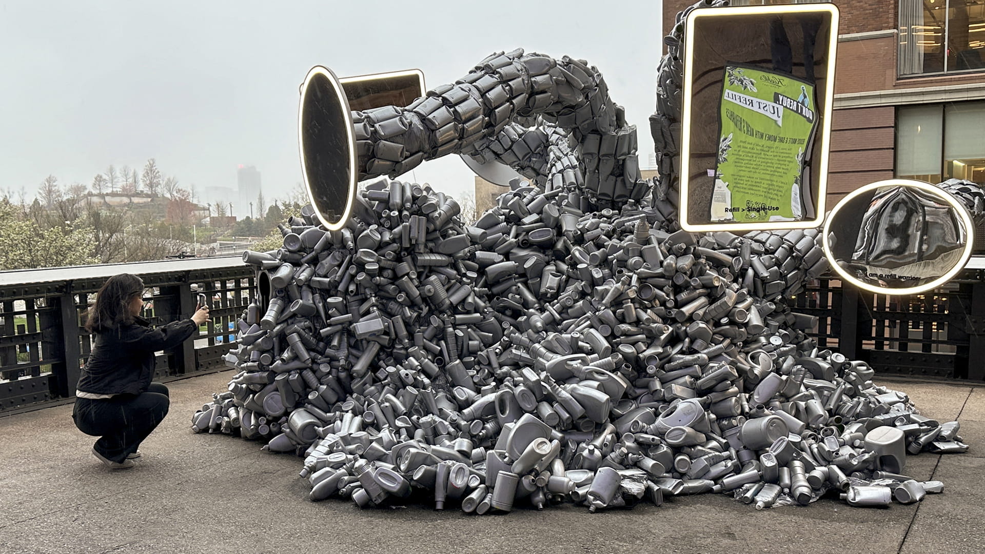 صورة بعنوان: في حديقة نيويورك..عمل فني من النفايات يشجع على إعادة التدوير 