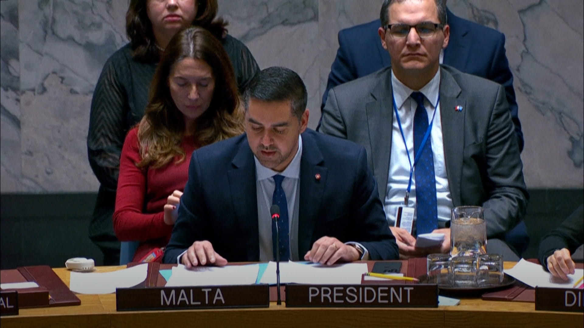 صورة بعنوان: في كارثة وشيكة..حلّ الأونروا يفاقم المجاعة بغزة ويؤجج دوامة العنف 