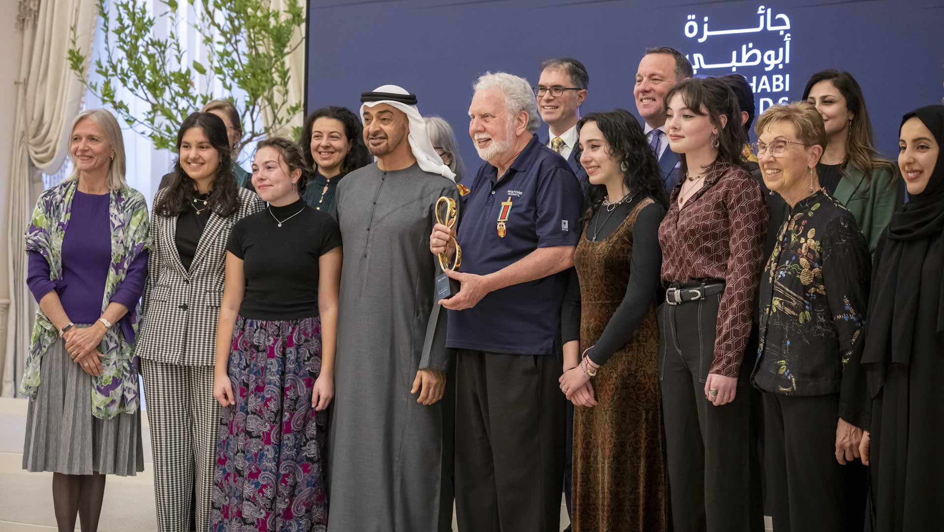 صورة بعنوان: رئيس الدولة يكرم ثماني شخصيات "بجائزة أبوظبي" 