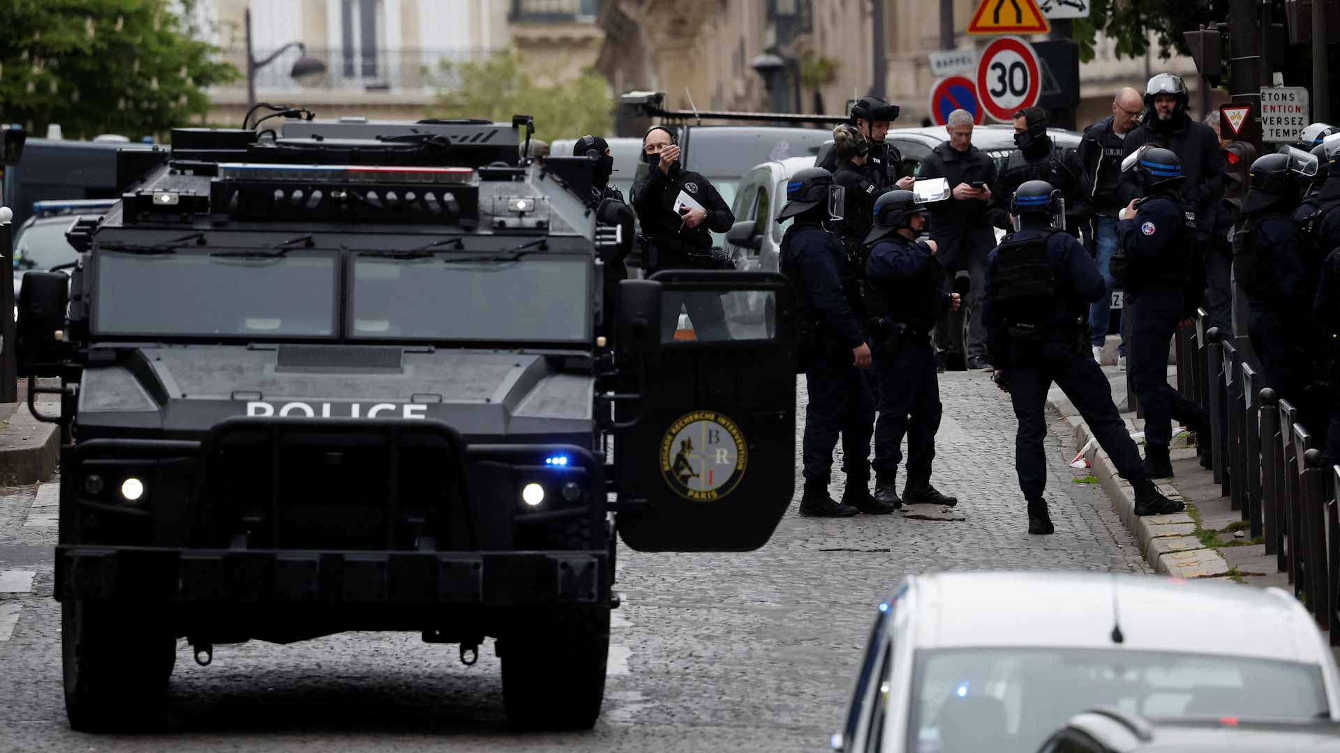 صورة بعنوان: الشرطة الفرنسية تطوق القنصلية الإيرانية في باريس 