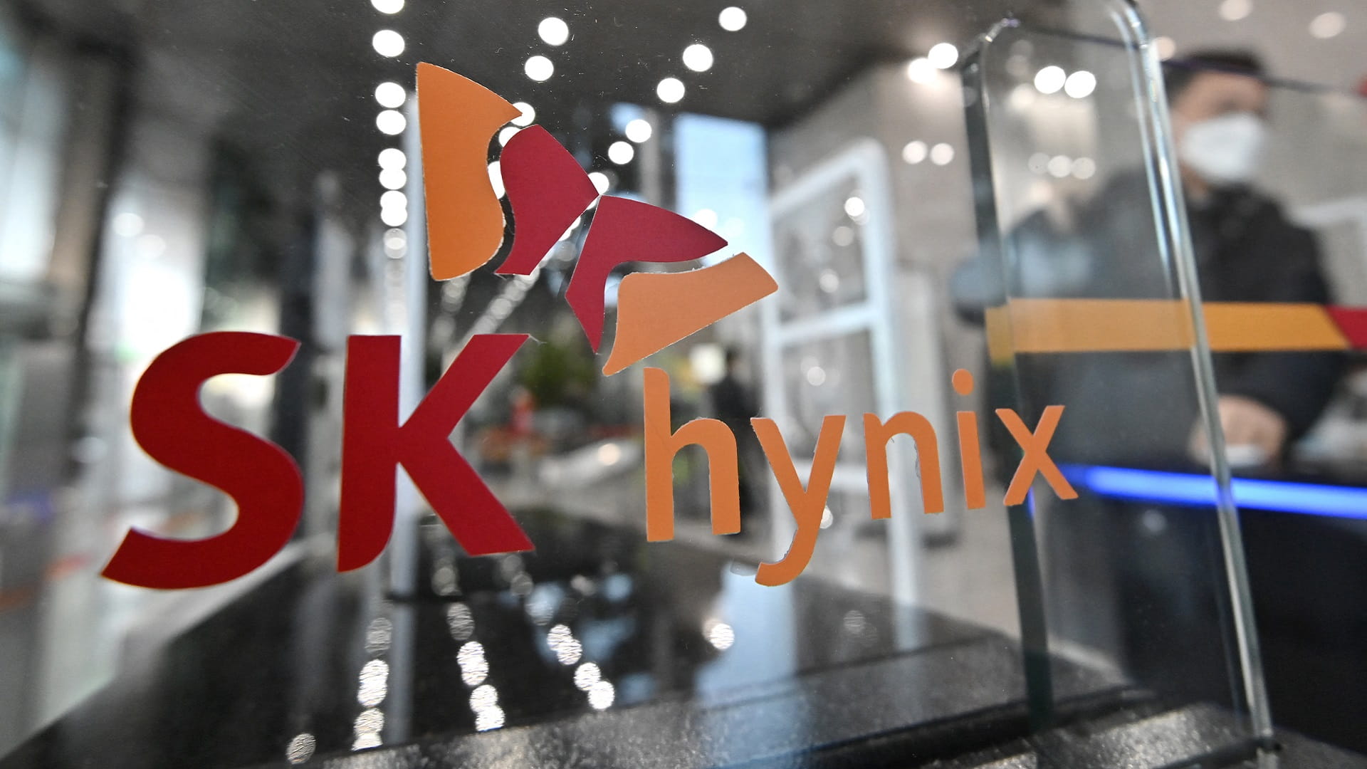 Image for the title: SK hynix, Taiwan's TSMC to collaborate on next-gen chips 