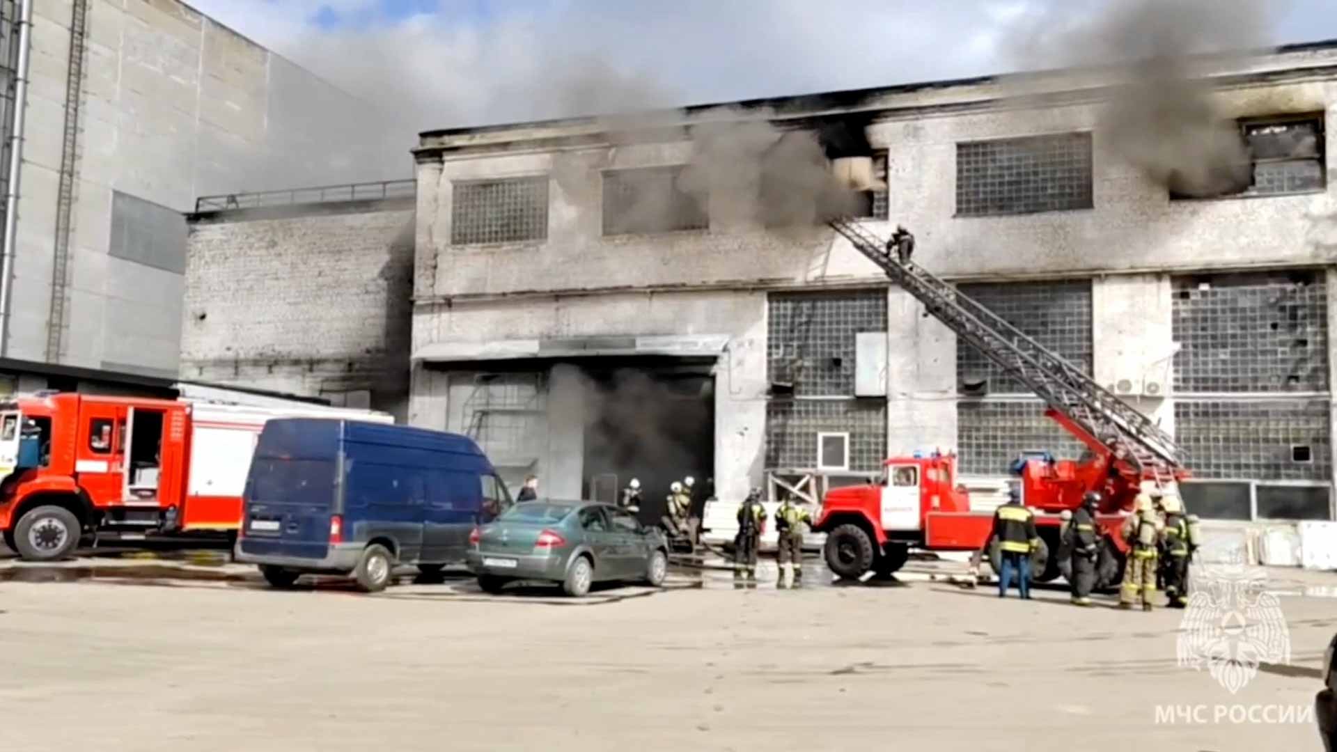 صورة بعنوان: في روسيا..حريق يشب بمصنع للمعدات الكهربائية ويودي بحياة 3 