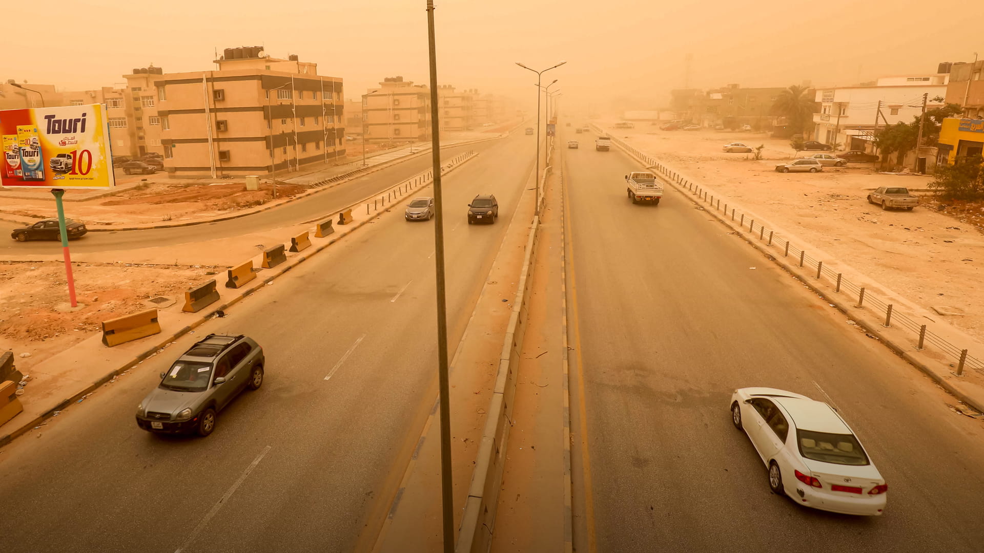 صورة بعنوان: بعد صدمة السيول..عاصفة رملية تشل ليبيا وتعطل حركة الطيران  