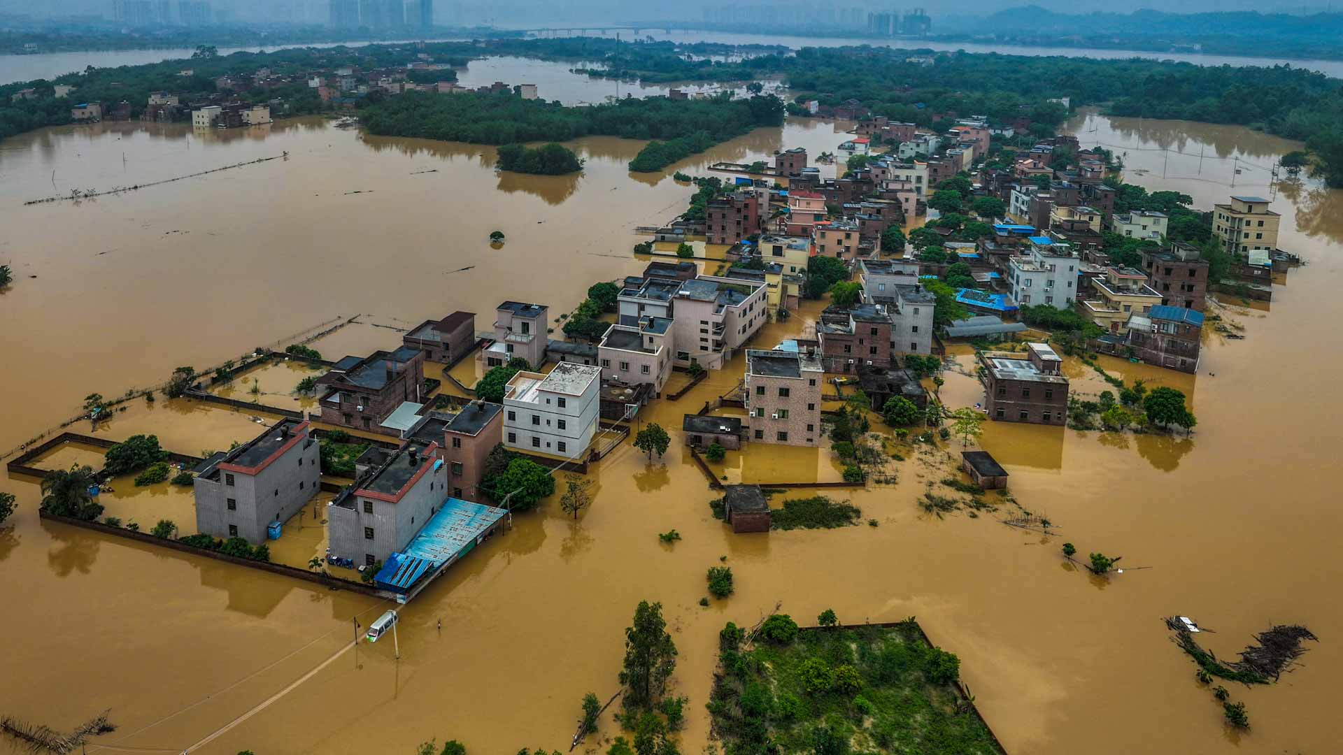 صورة بعنوان: مع هطول غزير..مياه الأمطار تغمر مدينة تشينغيوان الصينية بكاملها 