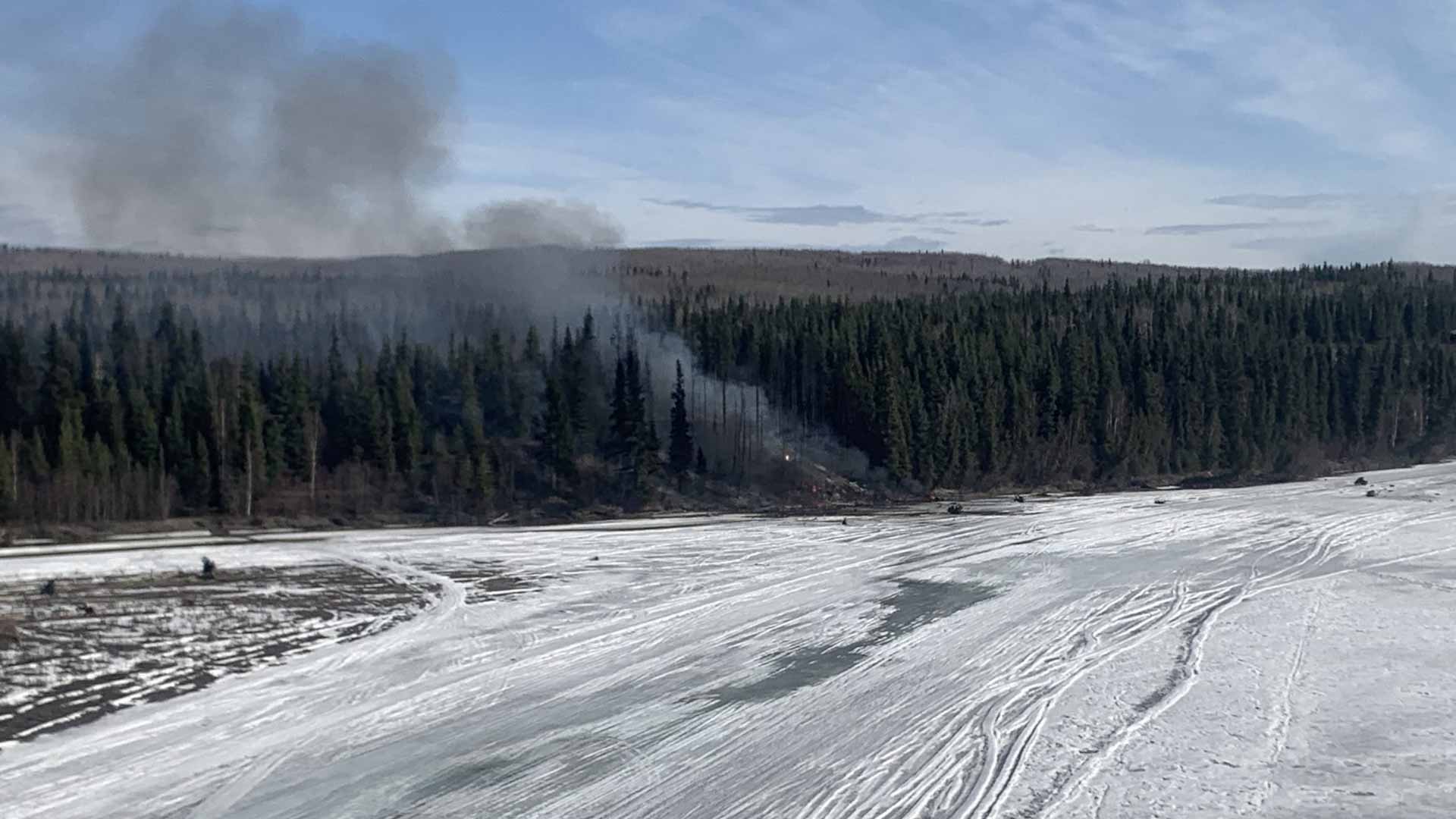 صورة بعنوان: تحطم طائرة نادرة من الحرب العالمية الـ2 في آلاسكا ونشوب النار بها  