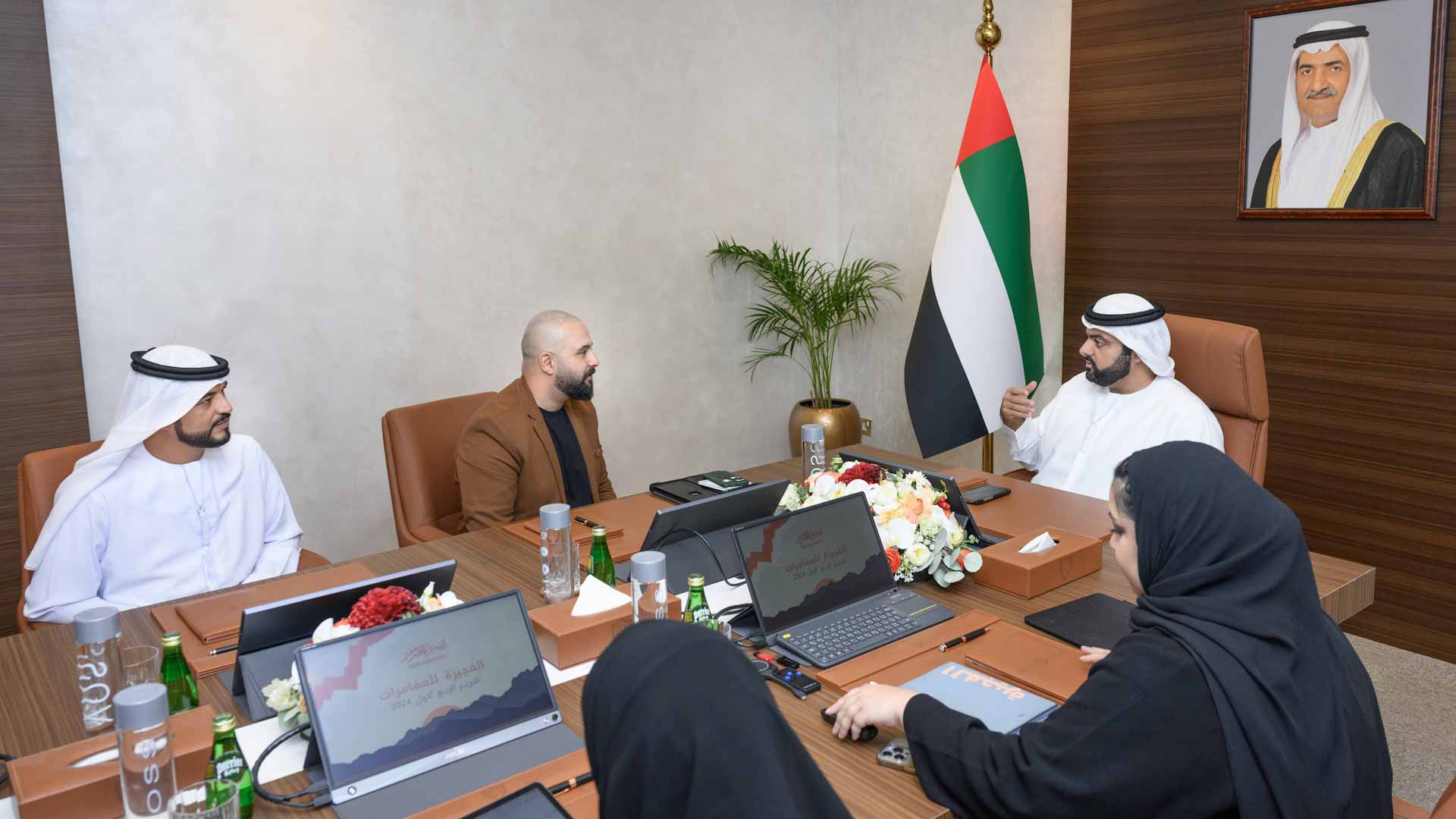 صورة بعنوان: محمد الشرقي يطلع على تقرير عمل ومشاريع "مركز الفجيرة للمغامرات" 