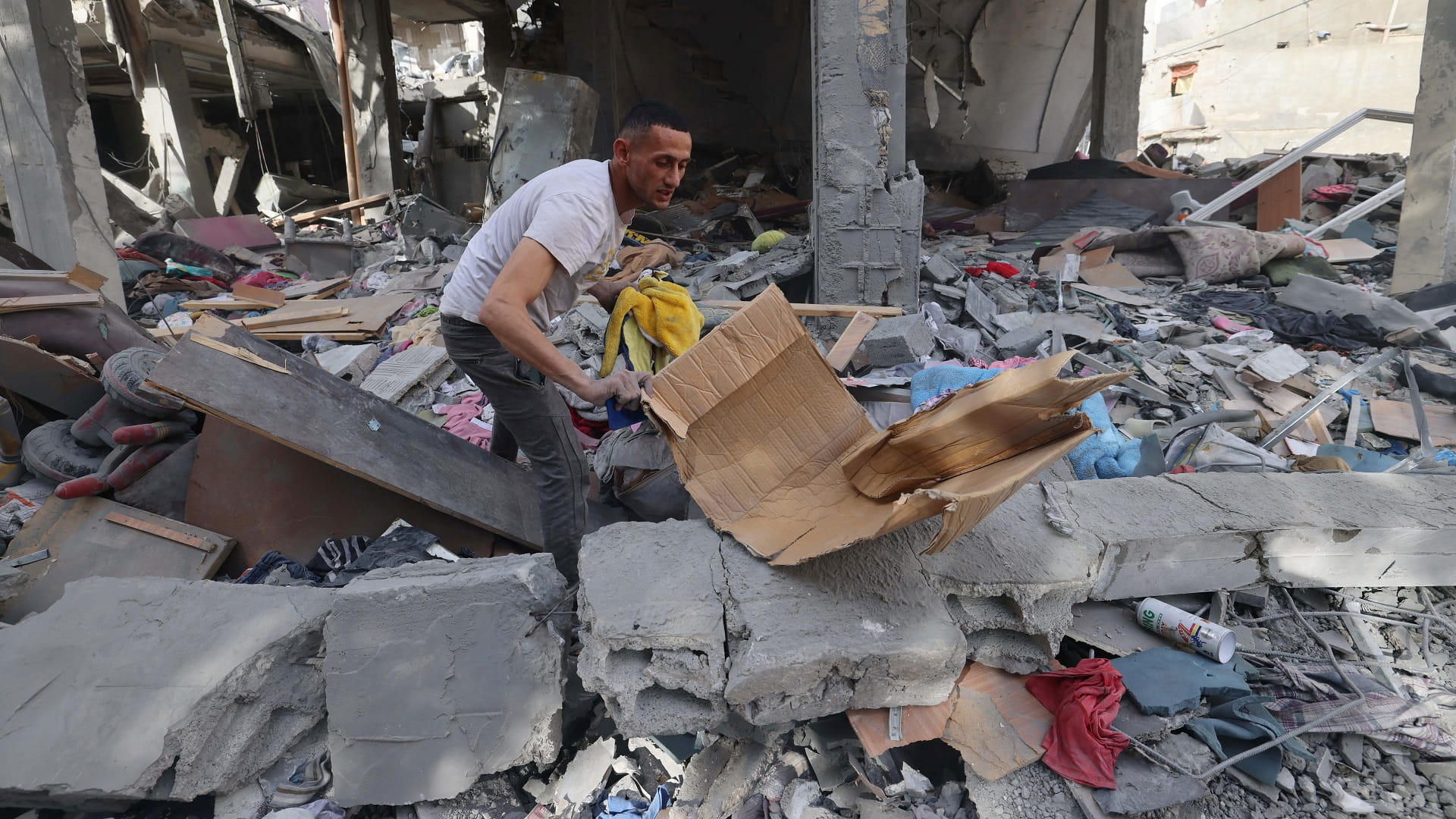 Image for the title: Israel intensifies airstrikes on Rafah before ground operation 