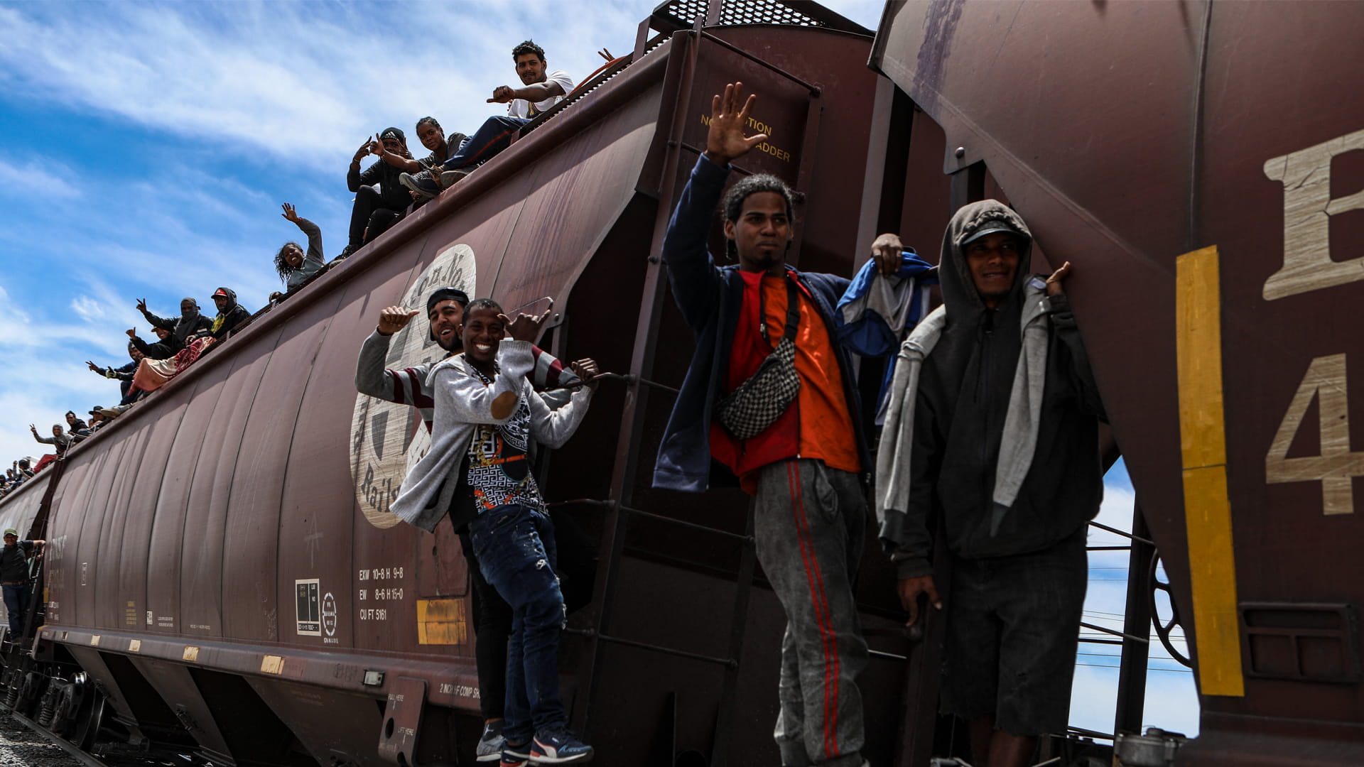 صورة بعنوان: على أسطح القطارات..مئات المهاجرين يصلون المكسيك لإدراك حلم أميركا 