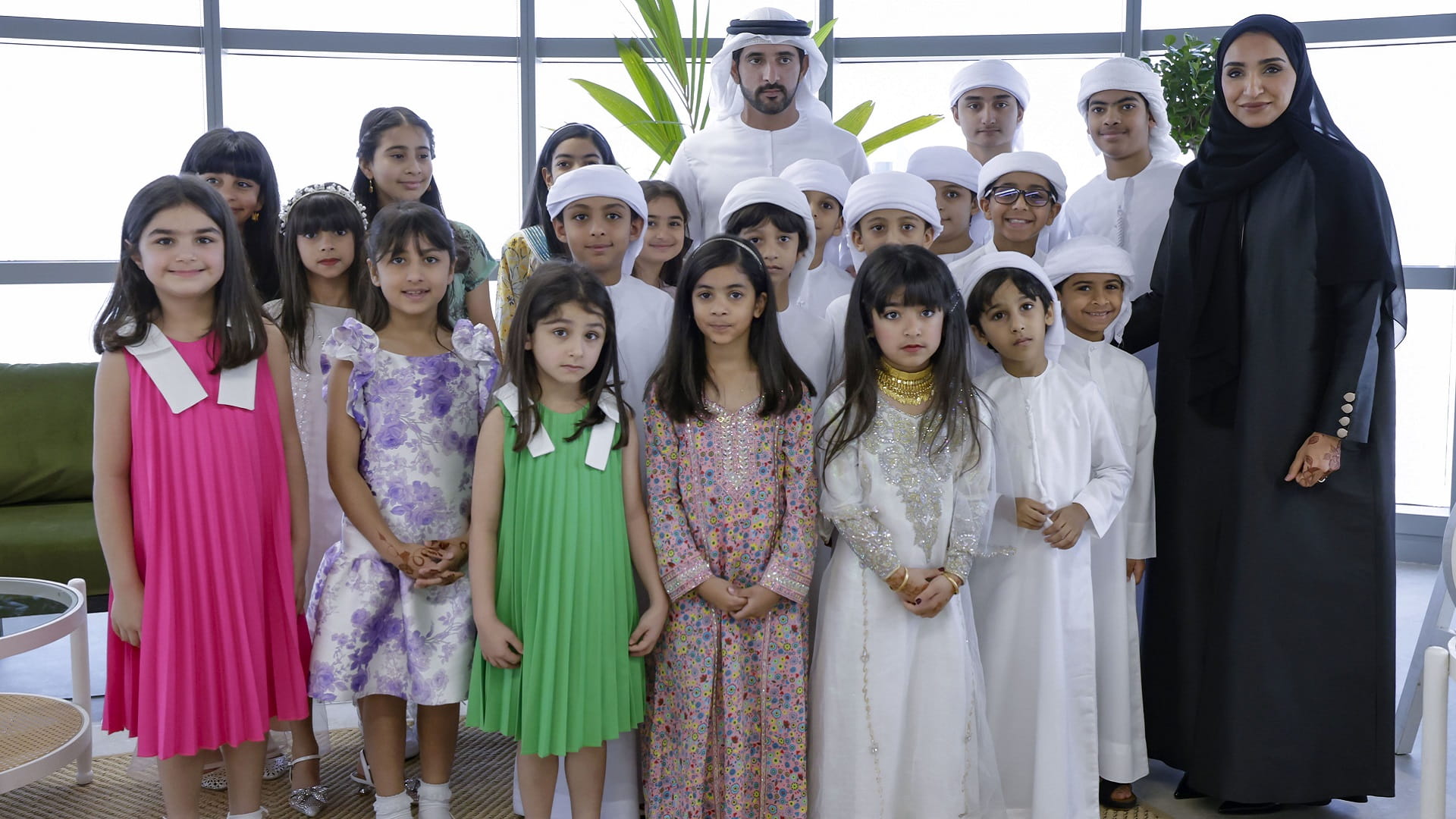 صورة بعنوان: حمدان بن محمد يلتقي مجموعة من الأطفال شاركوا في تنظيف فرجان دبي 