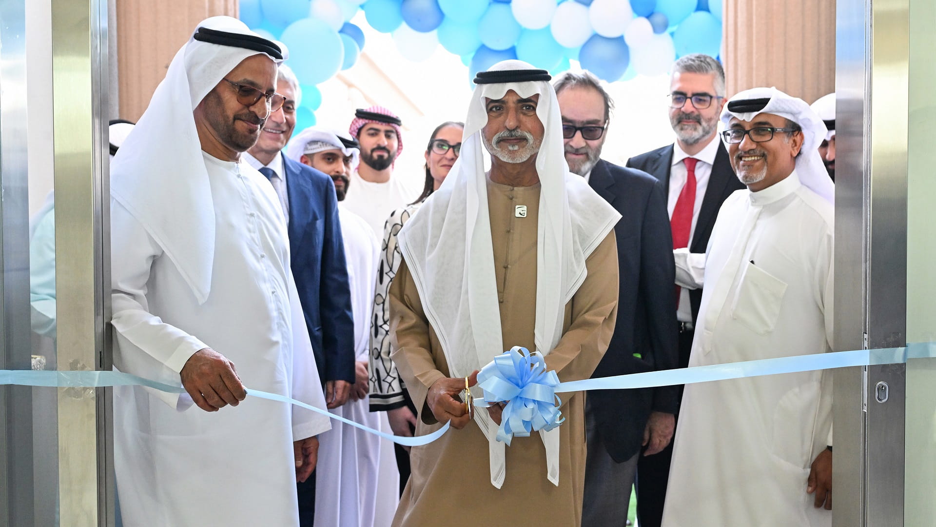 صورة بعنوان: نهيان بن مبارك يفتتح مركزاً طبياً في مدينة شخبوط 