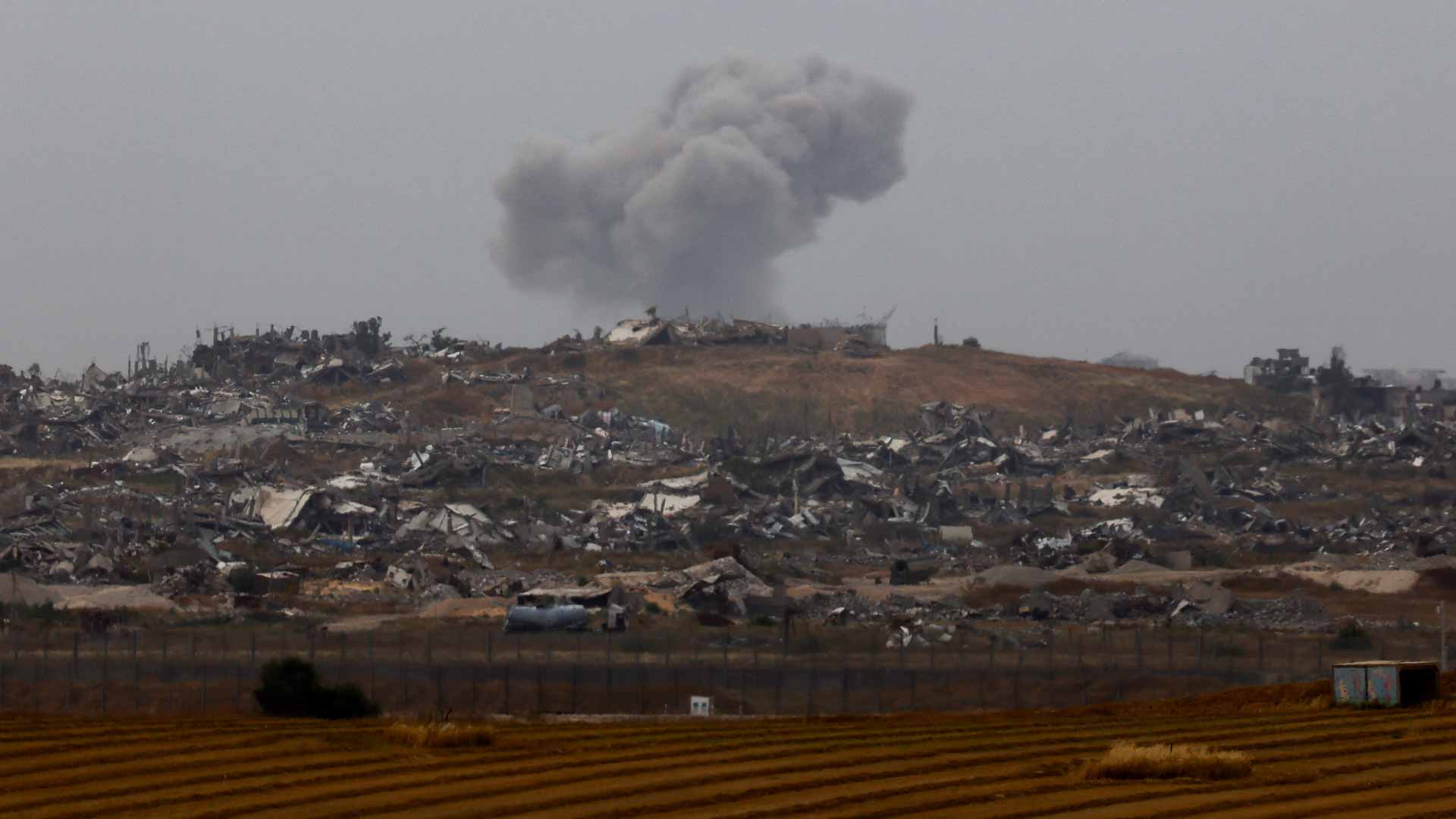 صورة بعنوان: إسرائيل تكثف القصف الجوي على رفح الفلسطينية 