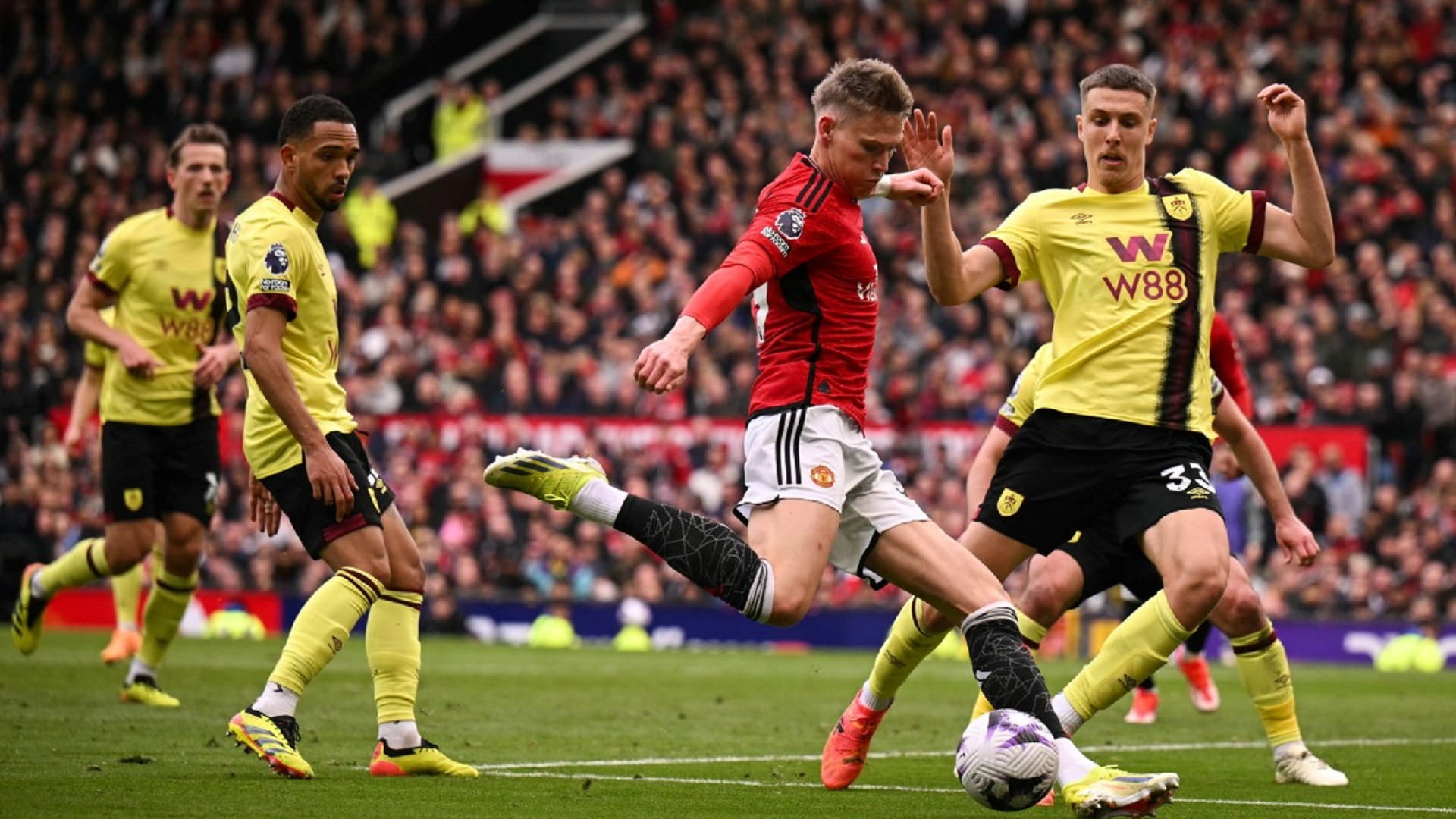 صورة بعنوان: الدوري الإنجليزي: شيفيلد يودع الأضواء واليونايتد يتعثر أمام بيرنلي 