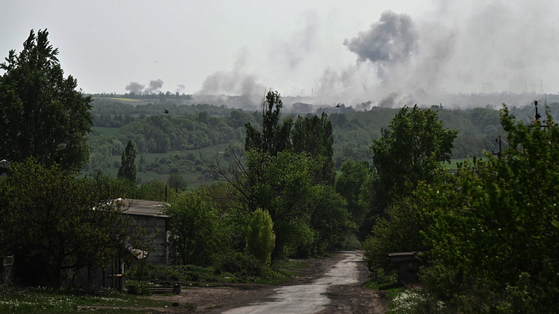 Image for the title: Ukraine withdraws from three villages as eastern front worsens 