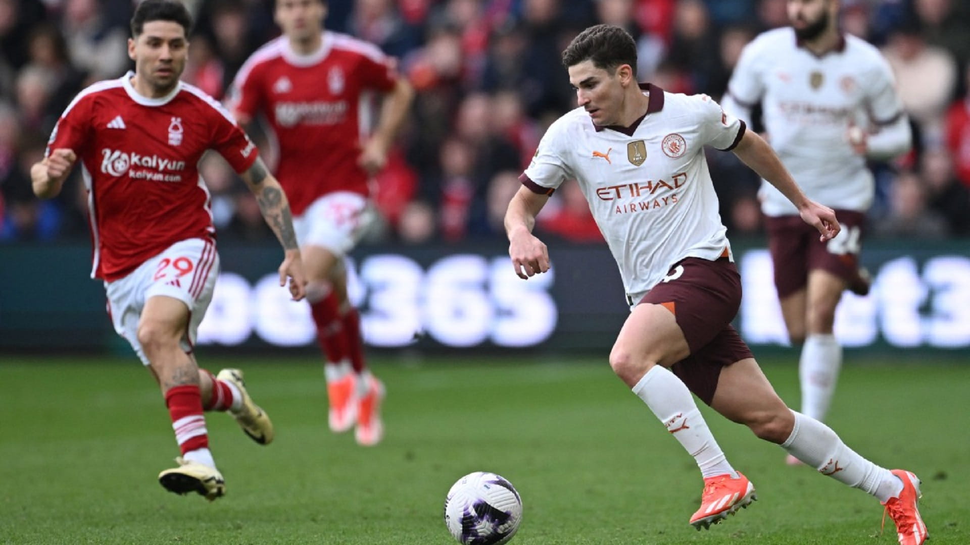 صورة بعنوان: مانشستر سيتي يضيق الخناق على أرسنال في الدوري الإنجليزي 