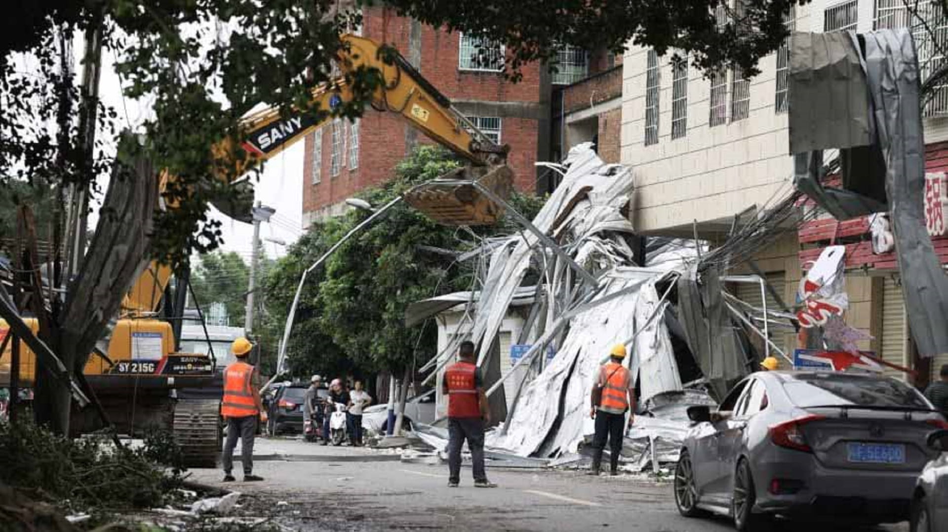 Image for the title: Guangzhou tornado proves severe, leaving 5 dead, 33 injured 