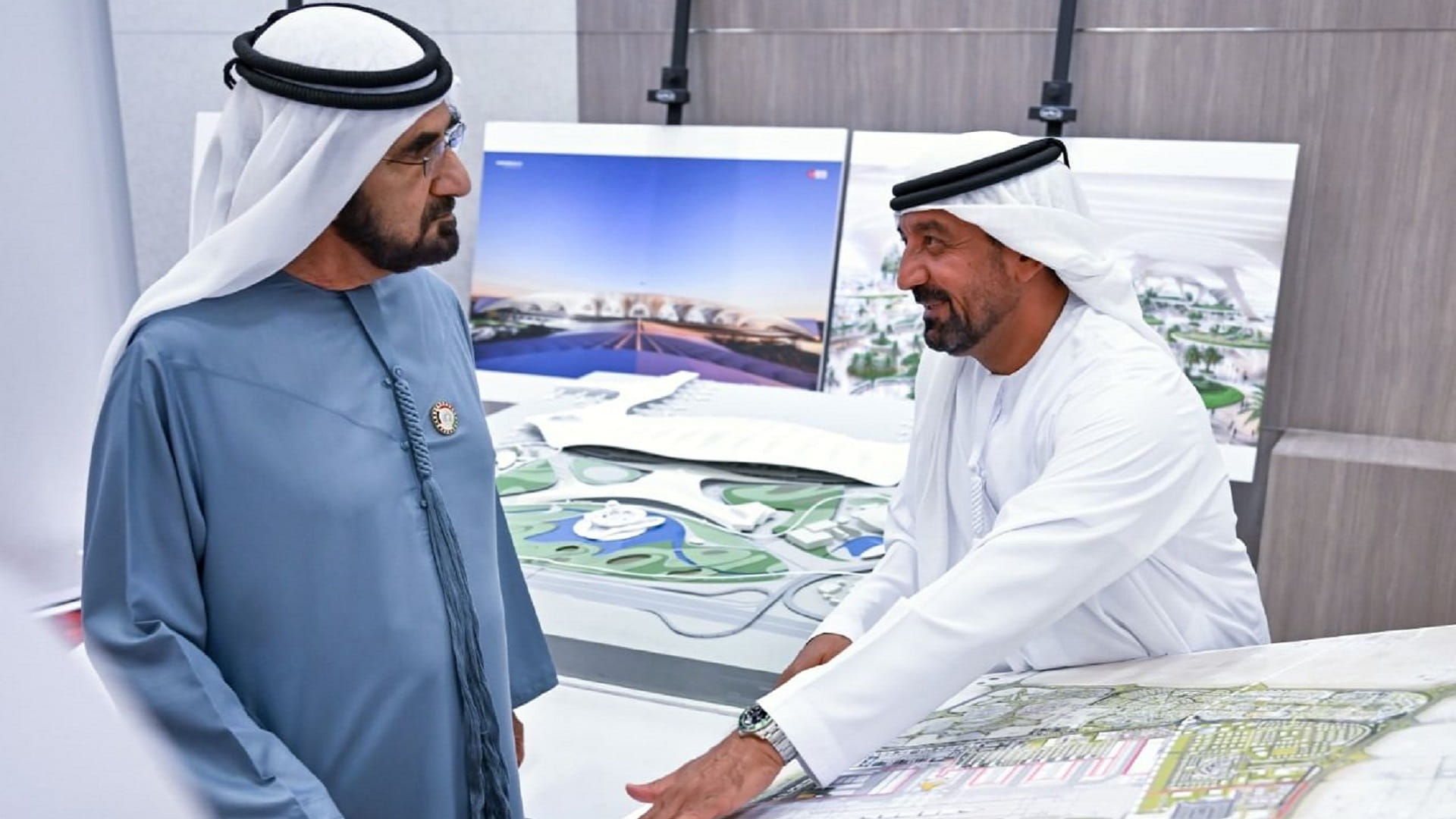 صورة بعنوان: محمد بن راشد يعتمد تصاميم مبنى المسافرين الجديد في مطار آل مكتوم 