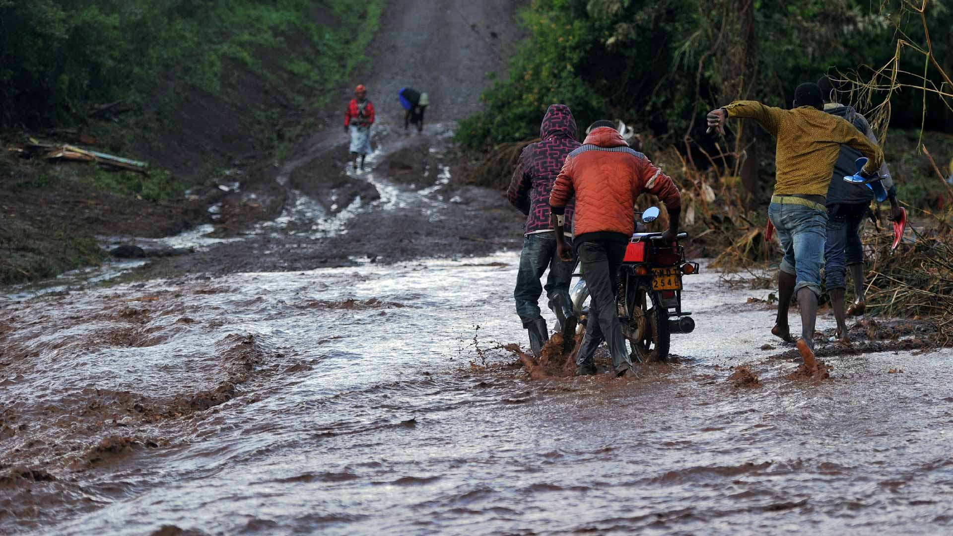 صورة بعنوان: وسط فيضانات جارفة..انهيار سد في كينيا يدفن 42 شخصاً في الوحل 