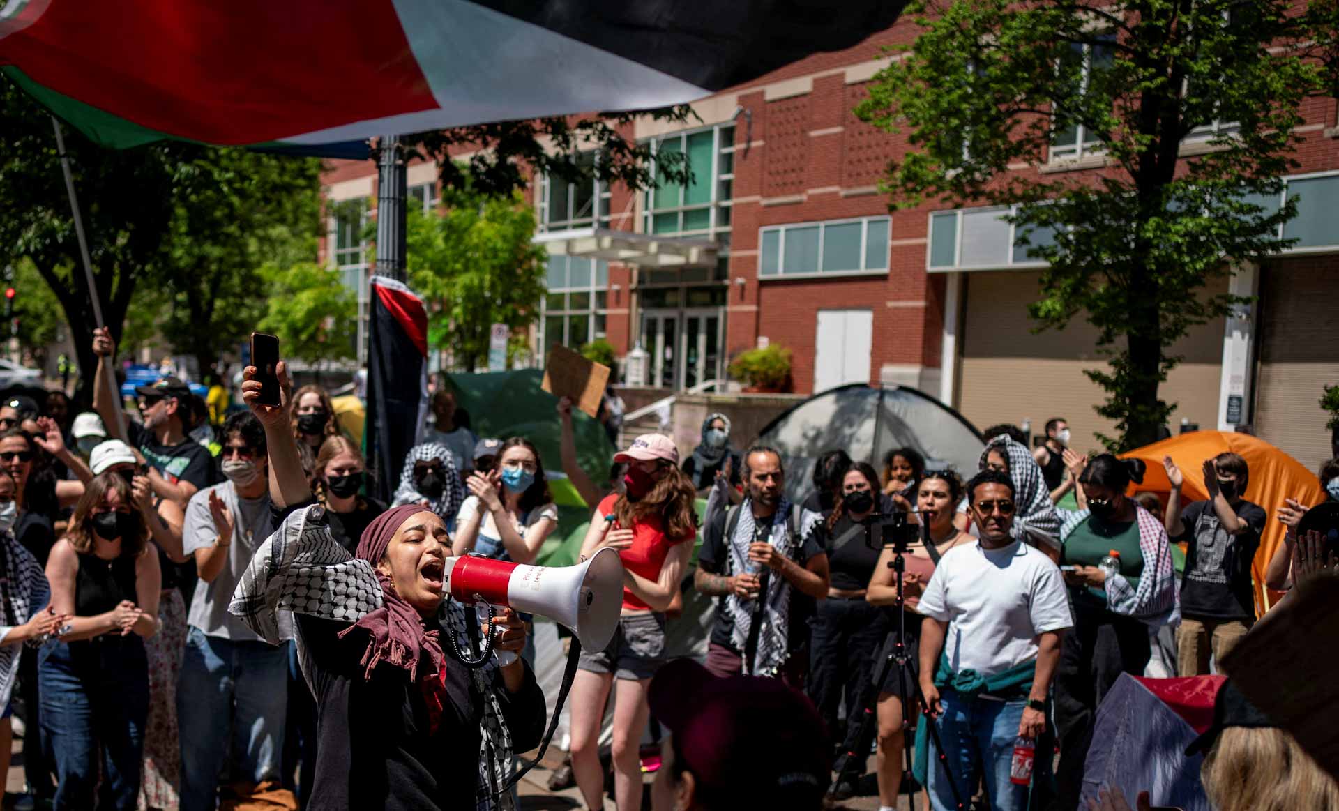 صورة بعنوان: رغم الاعتقالات..احتجاجات مؤيدة للفلسطينيين مستمرة في جامعات أميركا 
