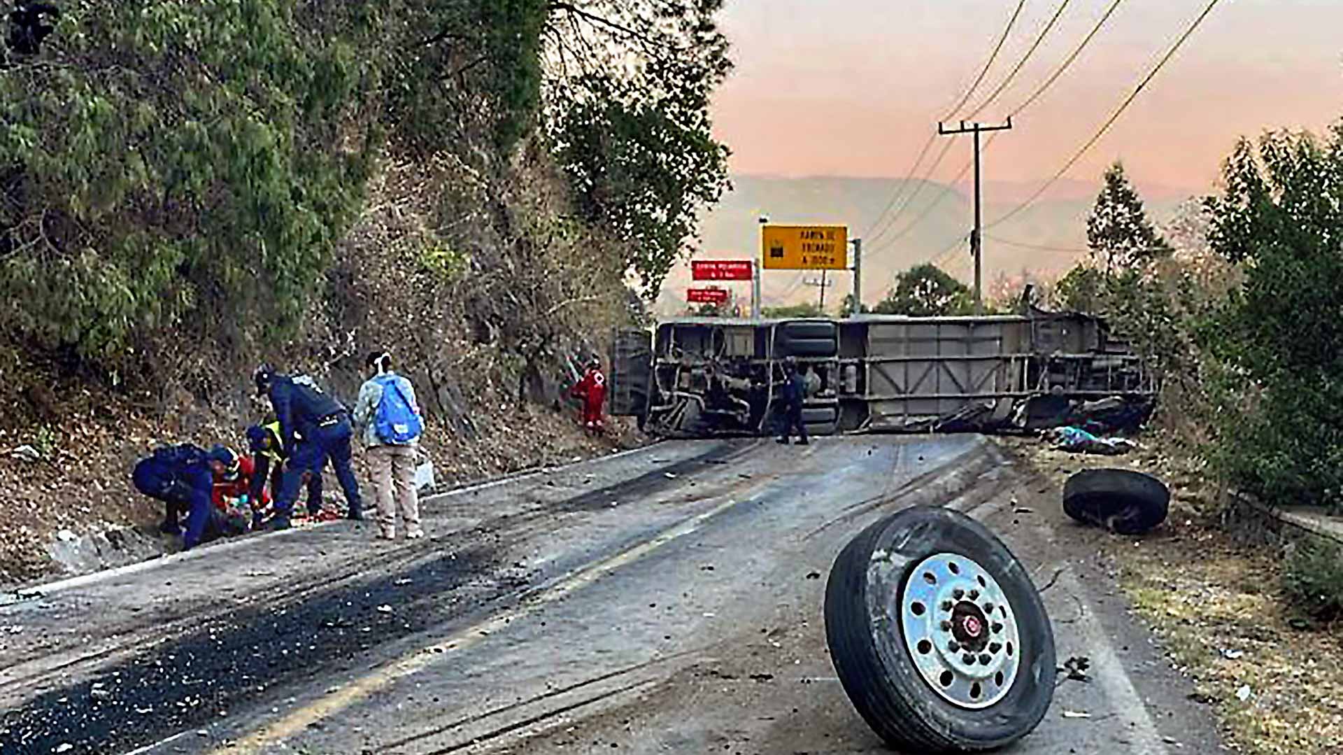 صورة بعنوان: في حادث سير مميت..انقلاب حافلة بالمكسيك يودي بحياة 14 ويجرح 31  