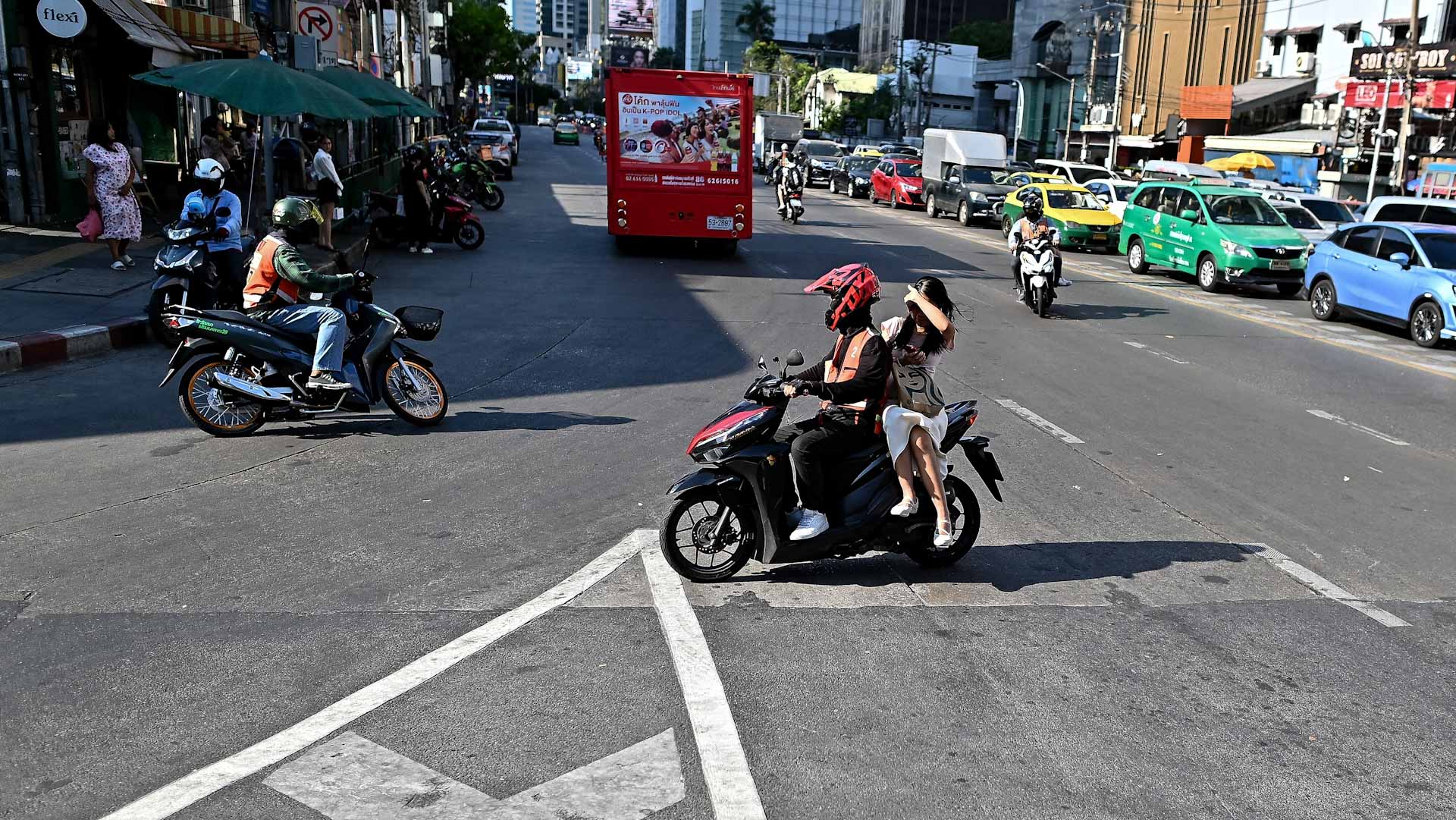 Image for the title: Thai delivery riders swelter in heatwave 