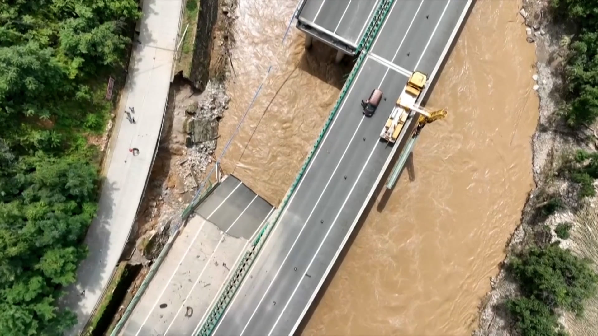 صورة بعنوان: في الصين..الأمطار الغزيرة تتسبب في مقتل 30 وفقدان 35  