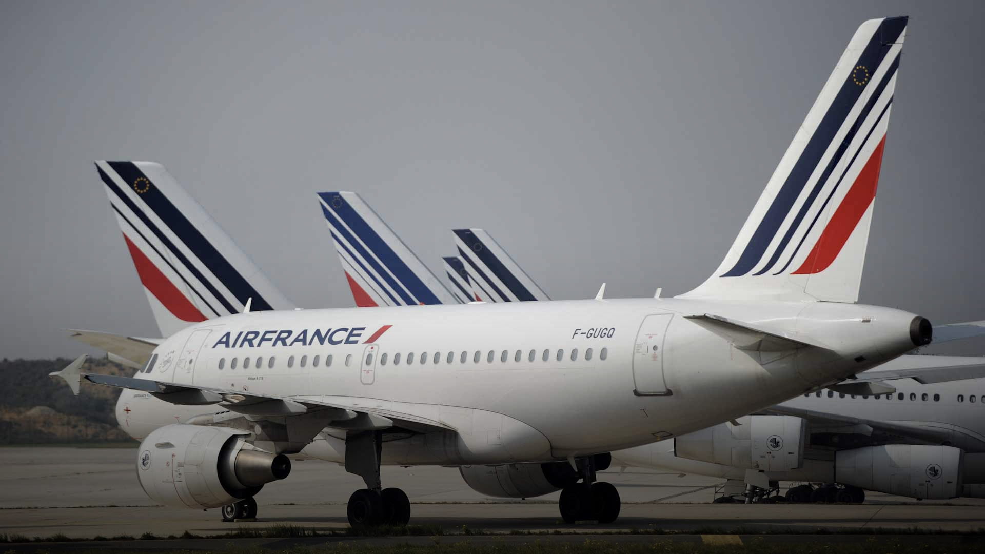 طائرات تابعة لشركة الخطوط الجوية الفرنسية متوقفة على مدرج مطار شارل ديغول في 24 سبتمبر/أيلول 2014 في رواسي أثناء إضراب طياري الخطوط الجوية الفرنسية.