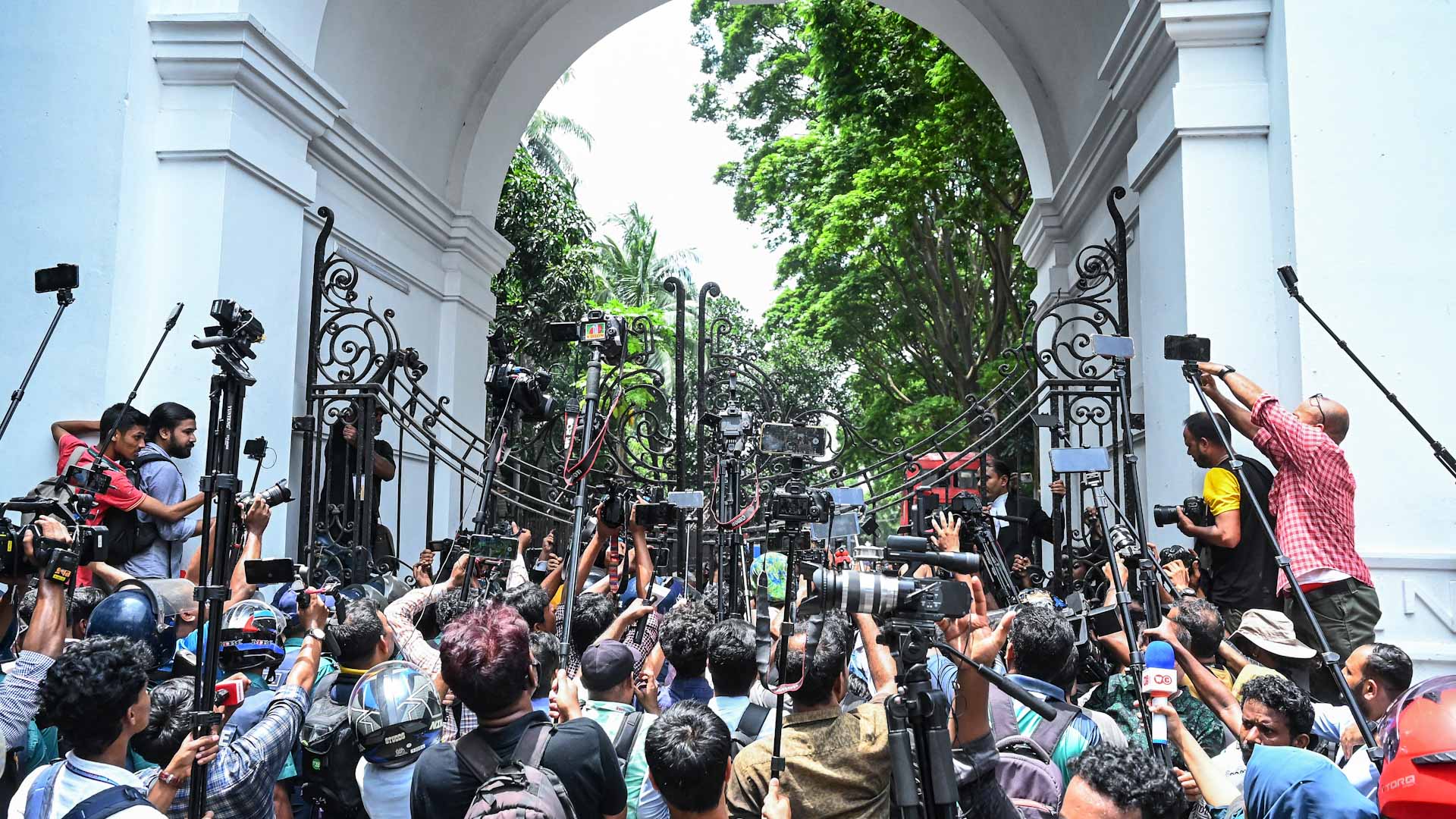 صورة بعنوان: بعد فرارها للهند.. محتجون يقتحمون مقر رئيسة الوزراء حسينة في دكا 