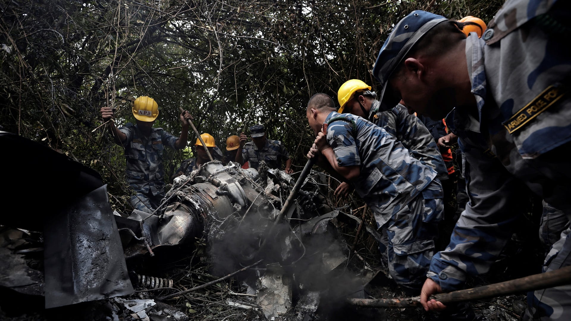 صورة بعنوان: مقتل 5 أشخاص في تحطم طائرة هليكوبتر بنيبال 