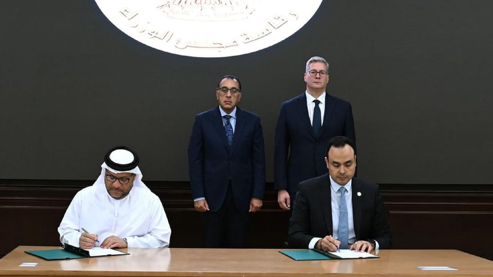 صورة بعنوان: الضنحاني يوقع مذكرة تفاهم للتعاون بمجال البترول بين الفجيرة ومصر 