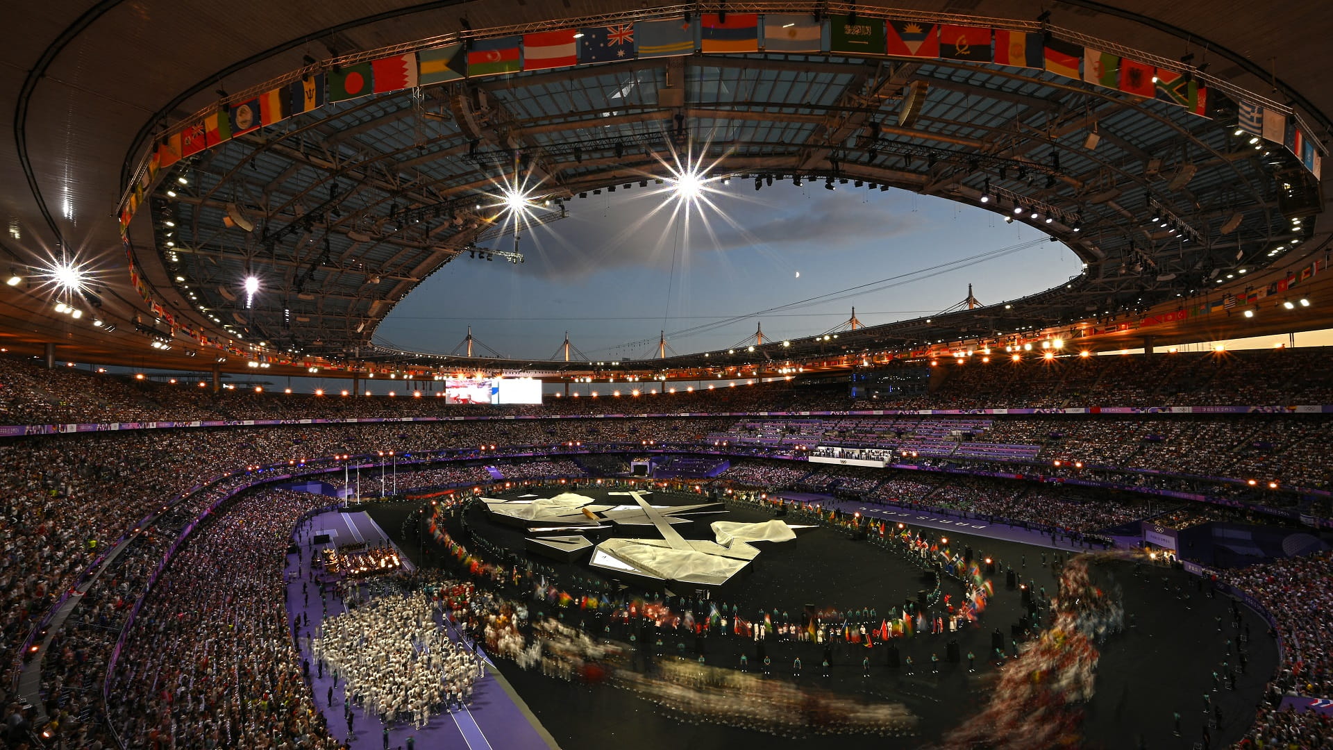 Image for the title: Paris bids triumphant 'au revoir' to Olympics 