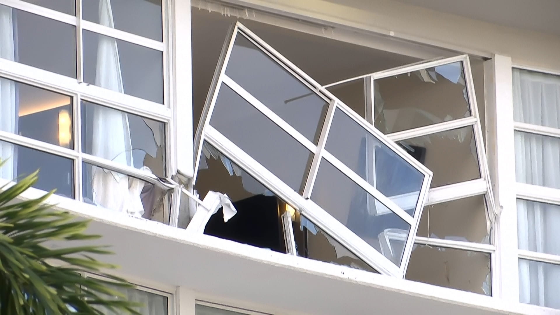 صورة بعنوان: زلة الشاطر بألف..مروحية تتحطم على سطح فندق بأستراليا ومقتل الطيار 