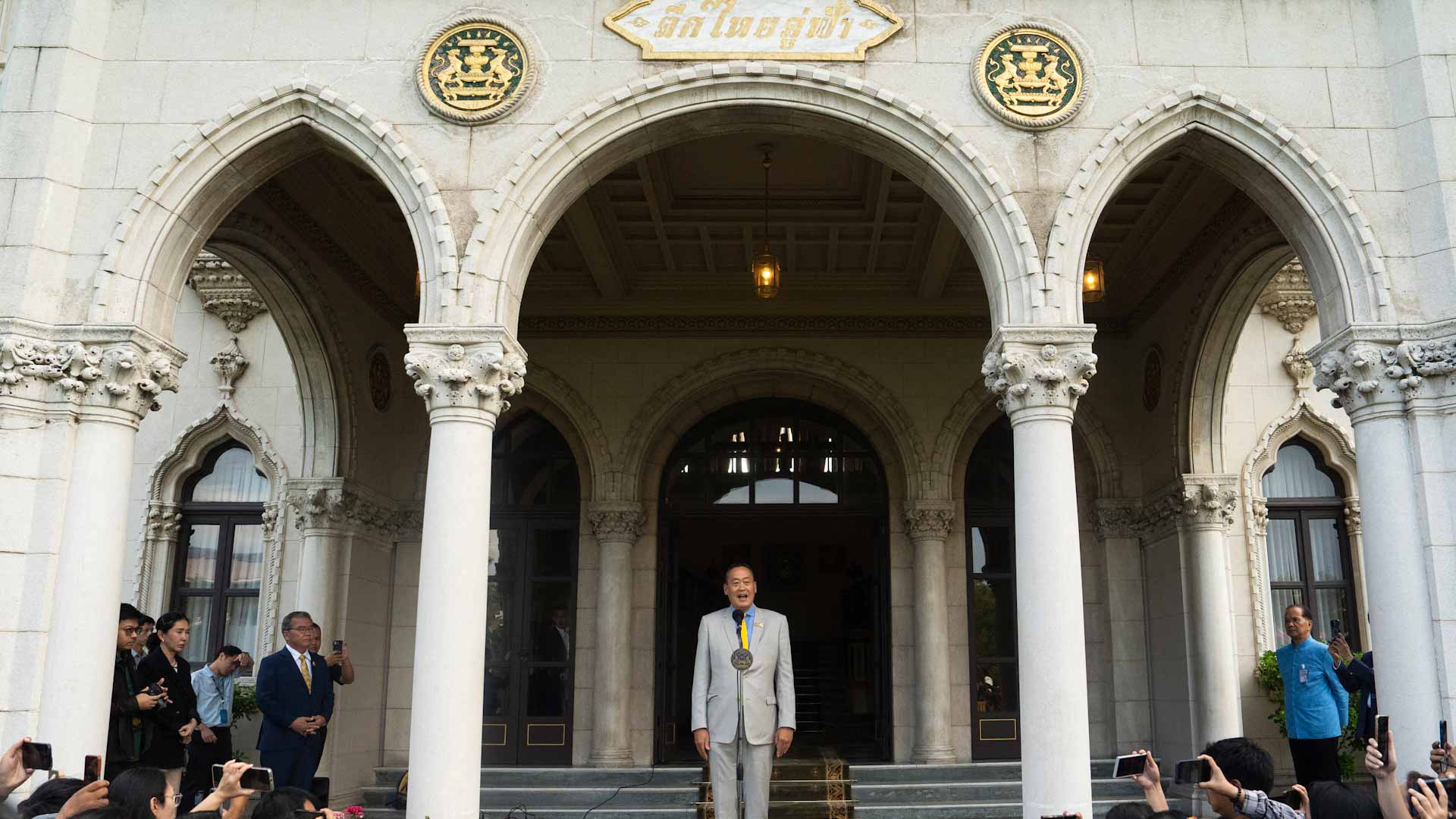 صورة بعنوان: بكل شجاعة..رئيس الوزراء التايلاندي يعلن احترم قرار المحكمة بإقالته 