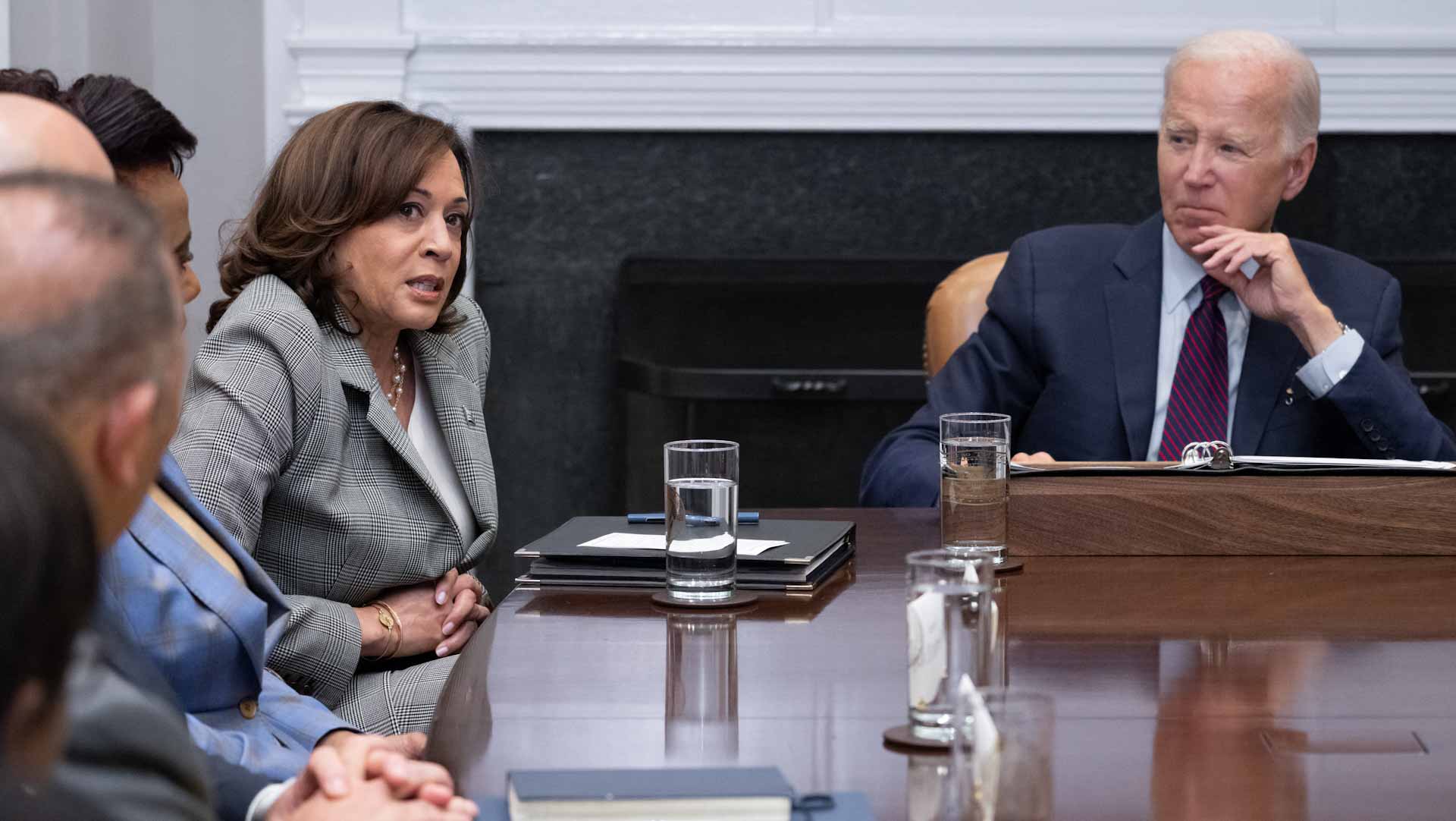 صورة بعنوان: جو بايدن وكامالا هاريس يتلقيان إحاطة حول التطورات في الشرق الأوسط 