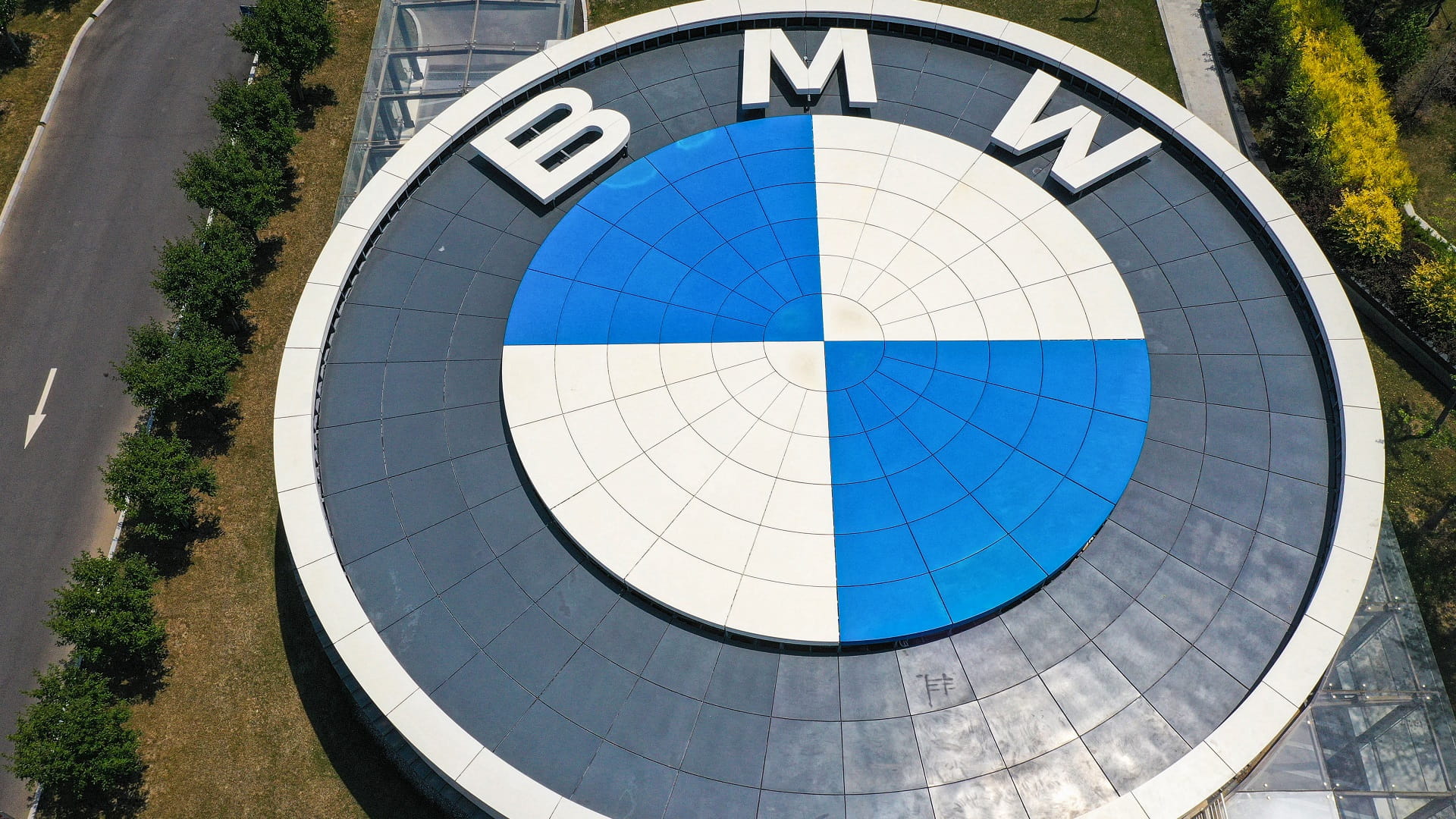 Image for the title: BMW to recall 1.4 mn cars in China over airbags 