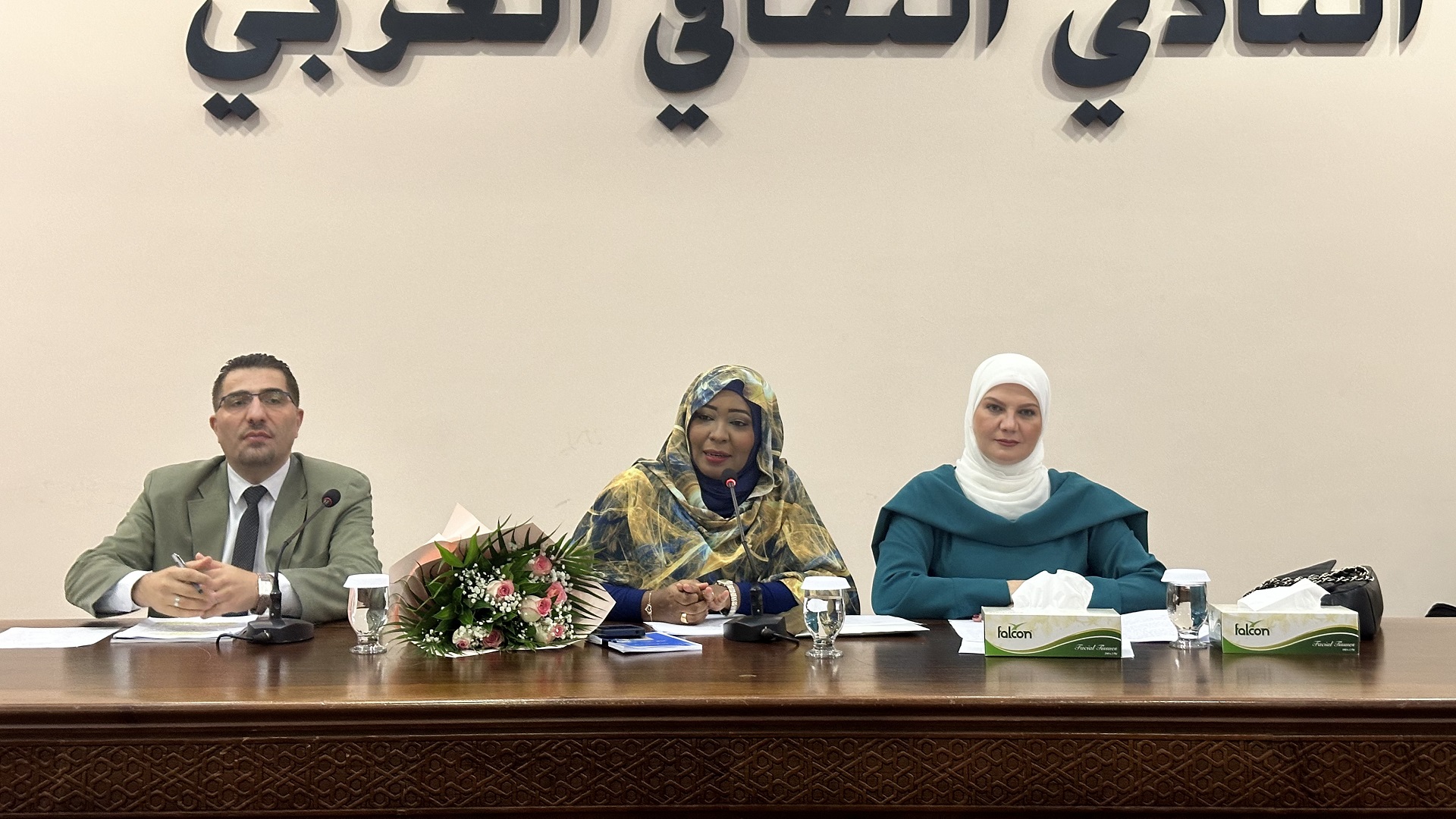 صورة بعنوان: النادي الثقافي العربي في الشارقة يخيط الشعر على مقاس العطر  